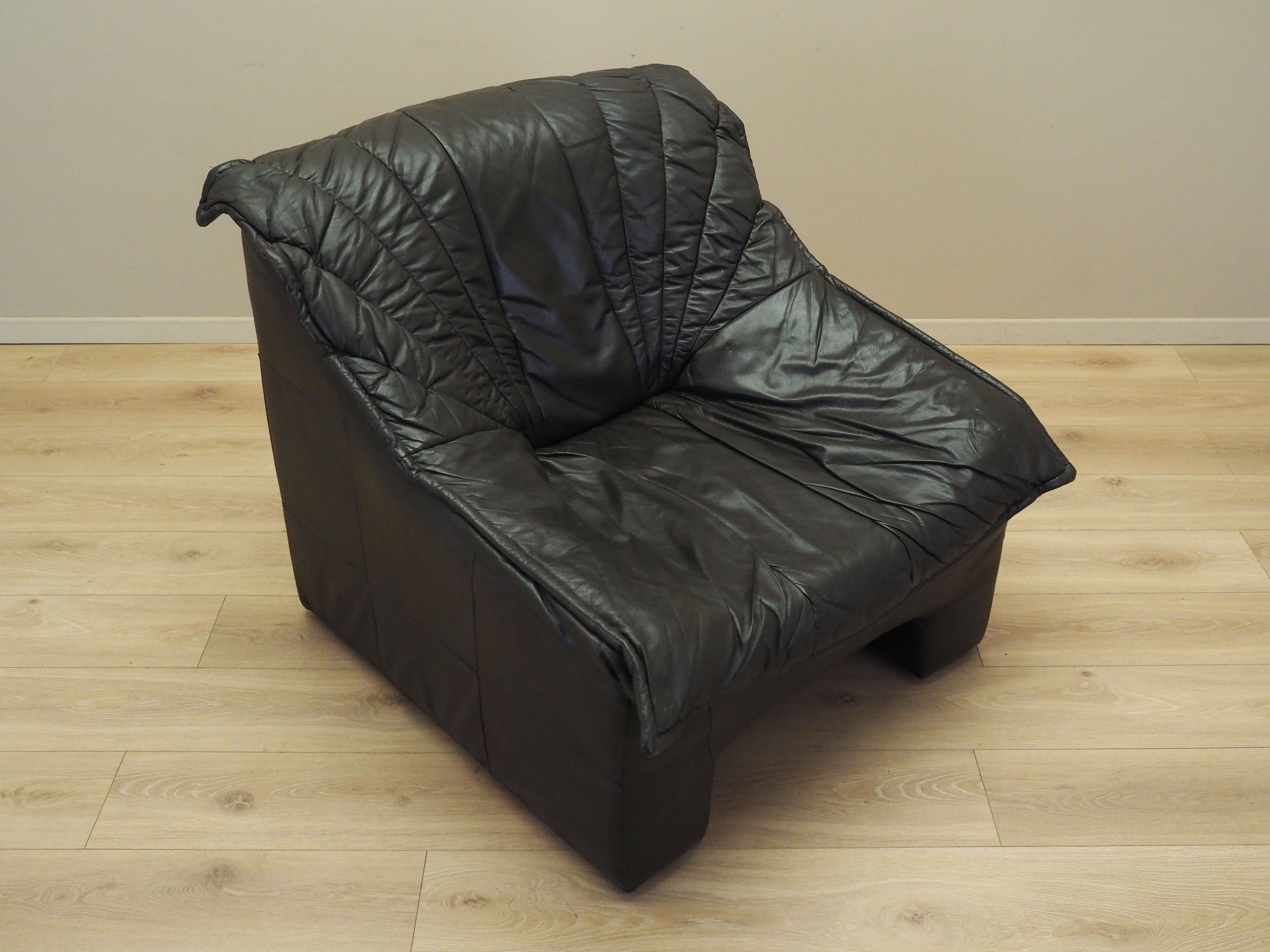 Leather_armchair_Italian_design_from_1960s_production_Italy