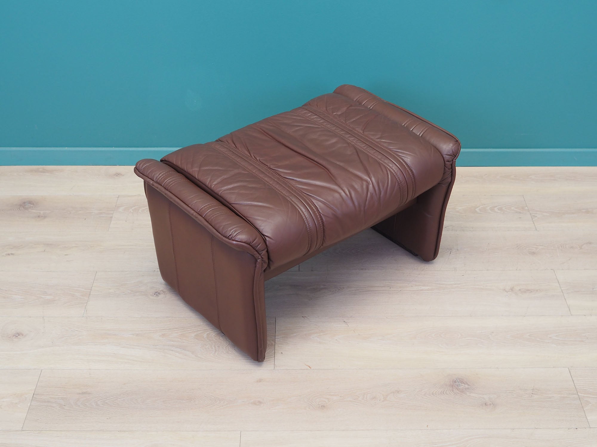 Leather_puff_Danish_design_1970s_production_Denmark