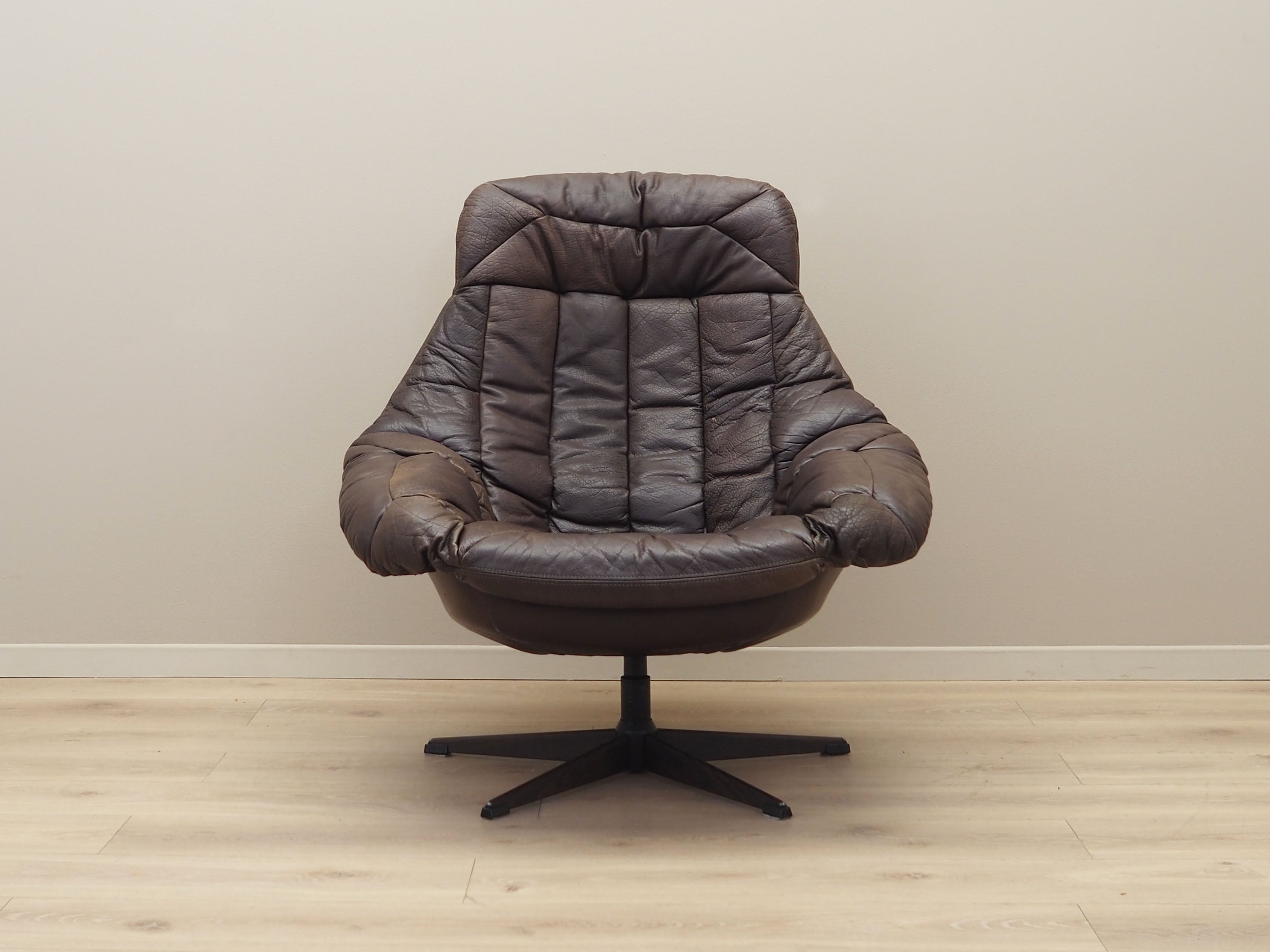 Leather_swivel_armchair_Danish_design_1960s_designer_H