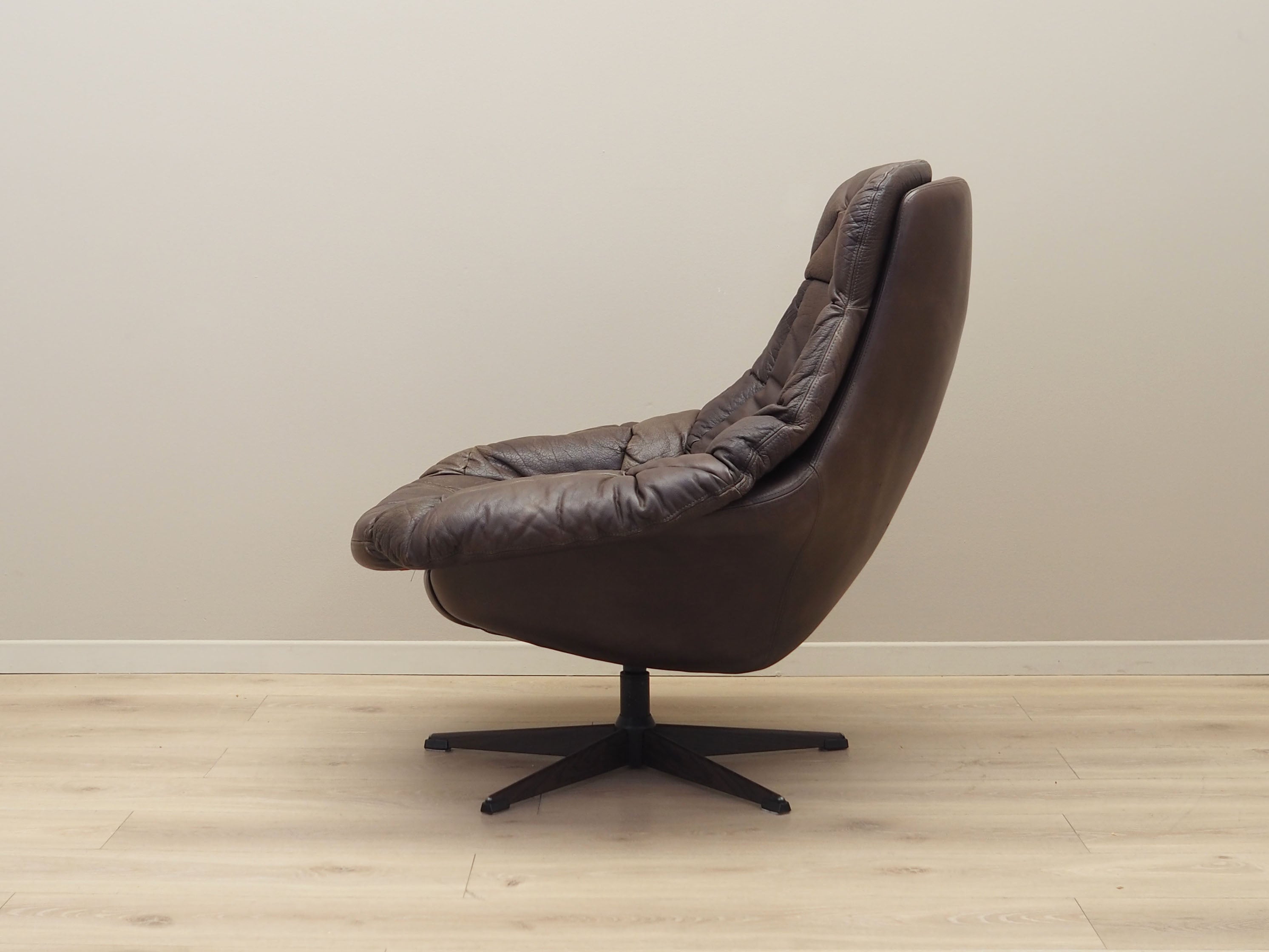 Leather_swivel_armchair_Danish_design_1960s_designer_H