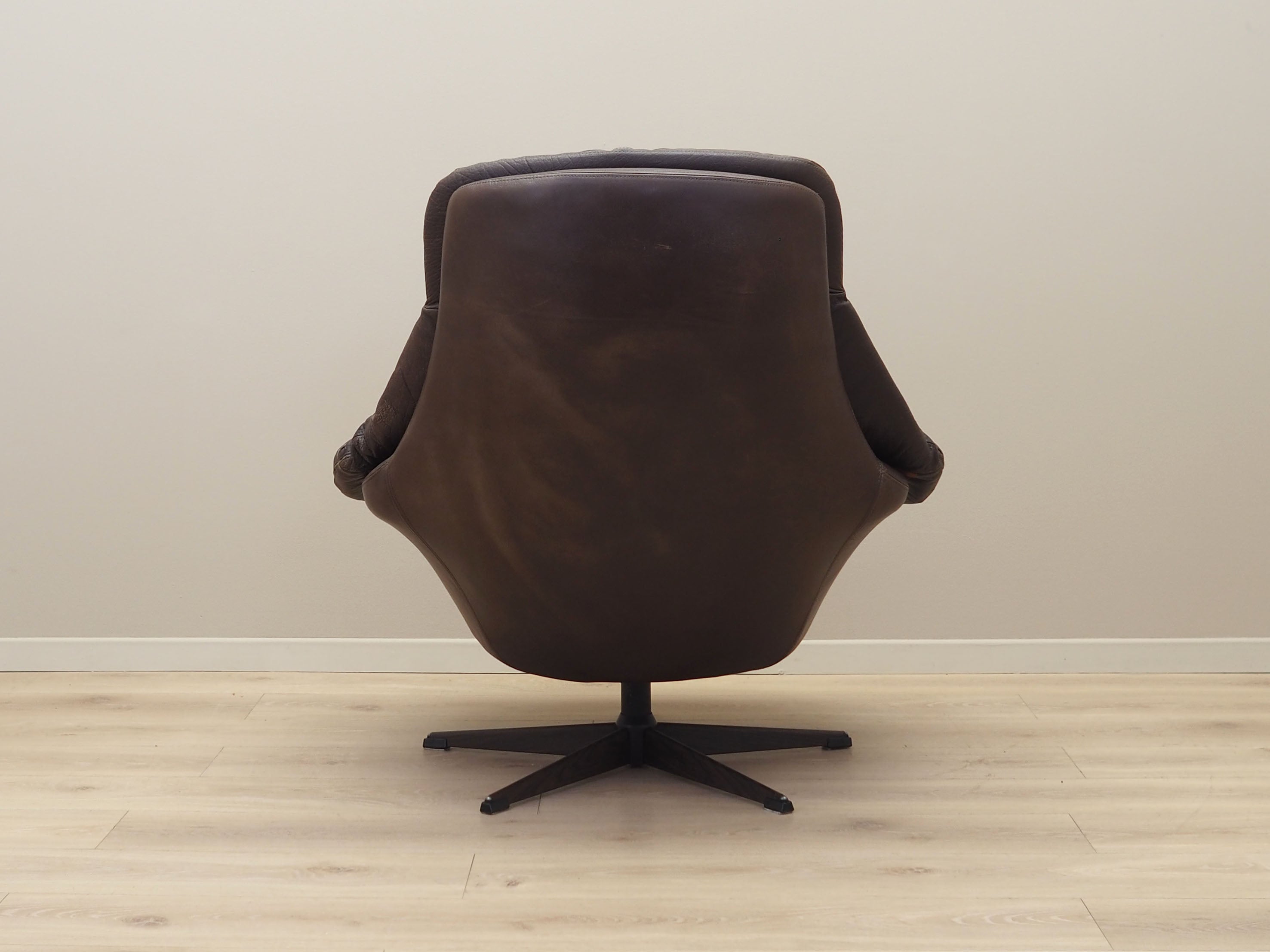 Leather_swivel_armchair_Danish_design_1960s_designer_H