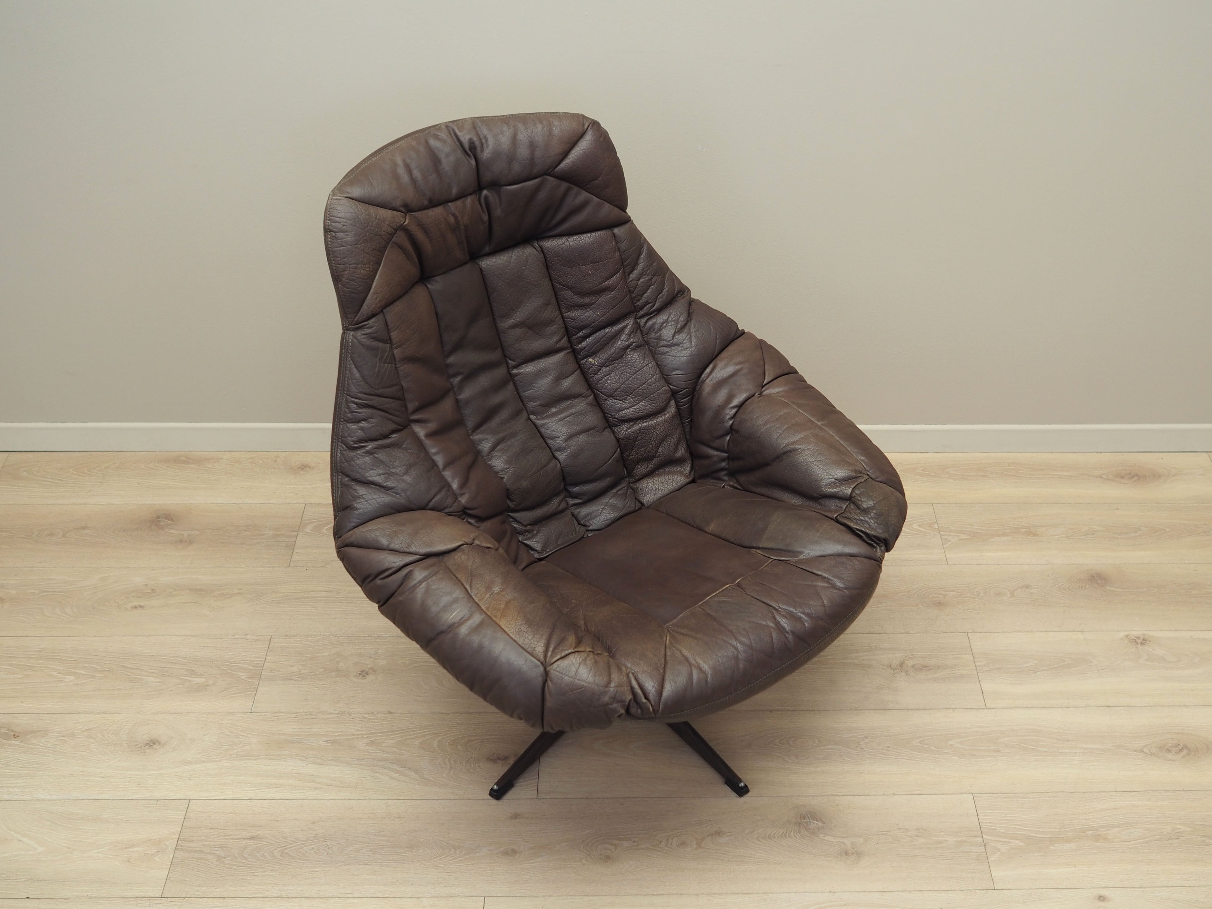 Leather_swivel_armchair_Danish_design_1960s_designer_H