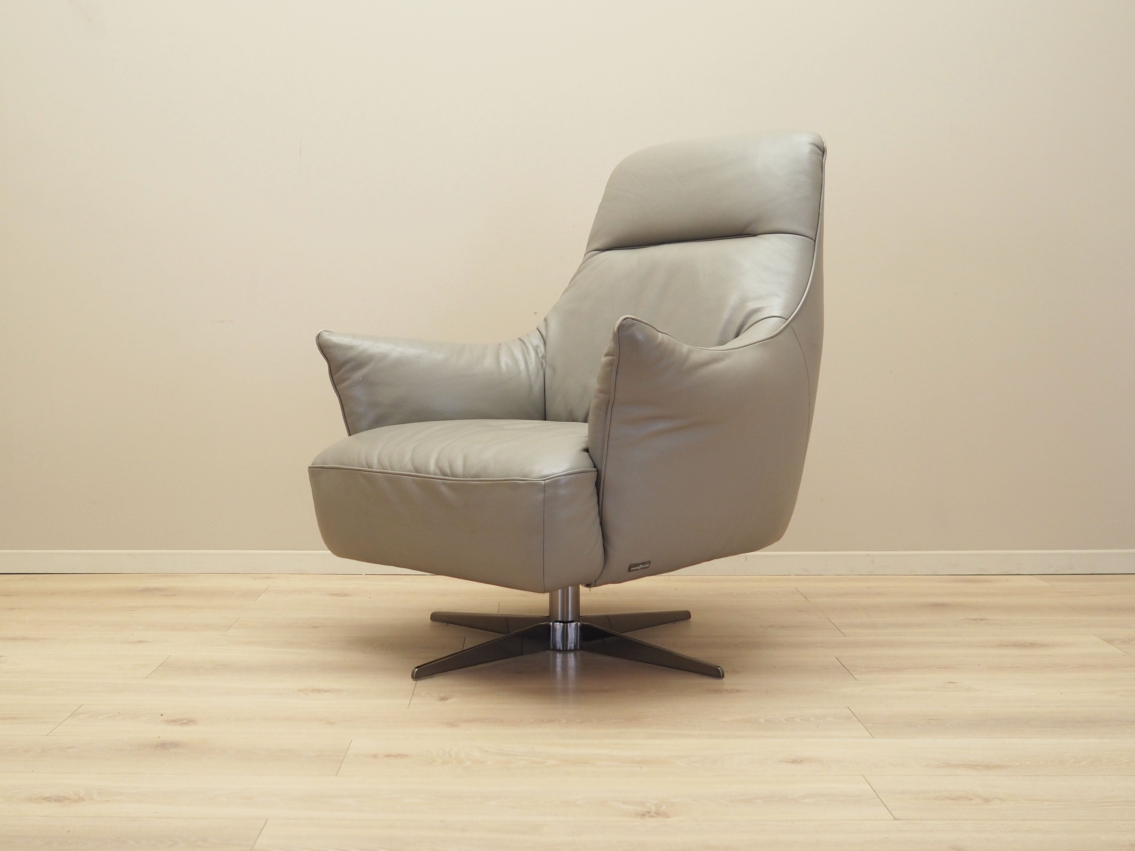 Leather_swivel_armchair_Italian_design_1990s_manufacture_Natuzzi