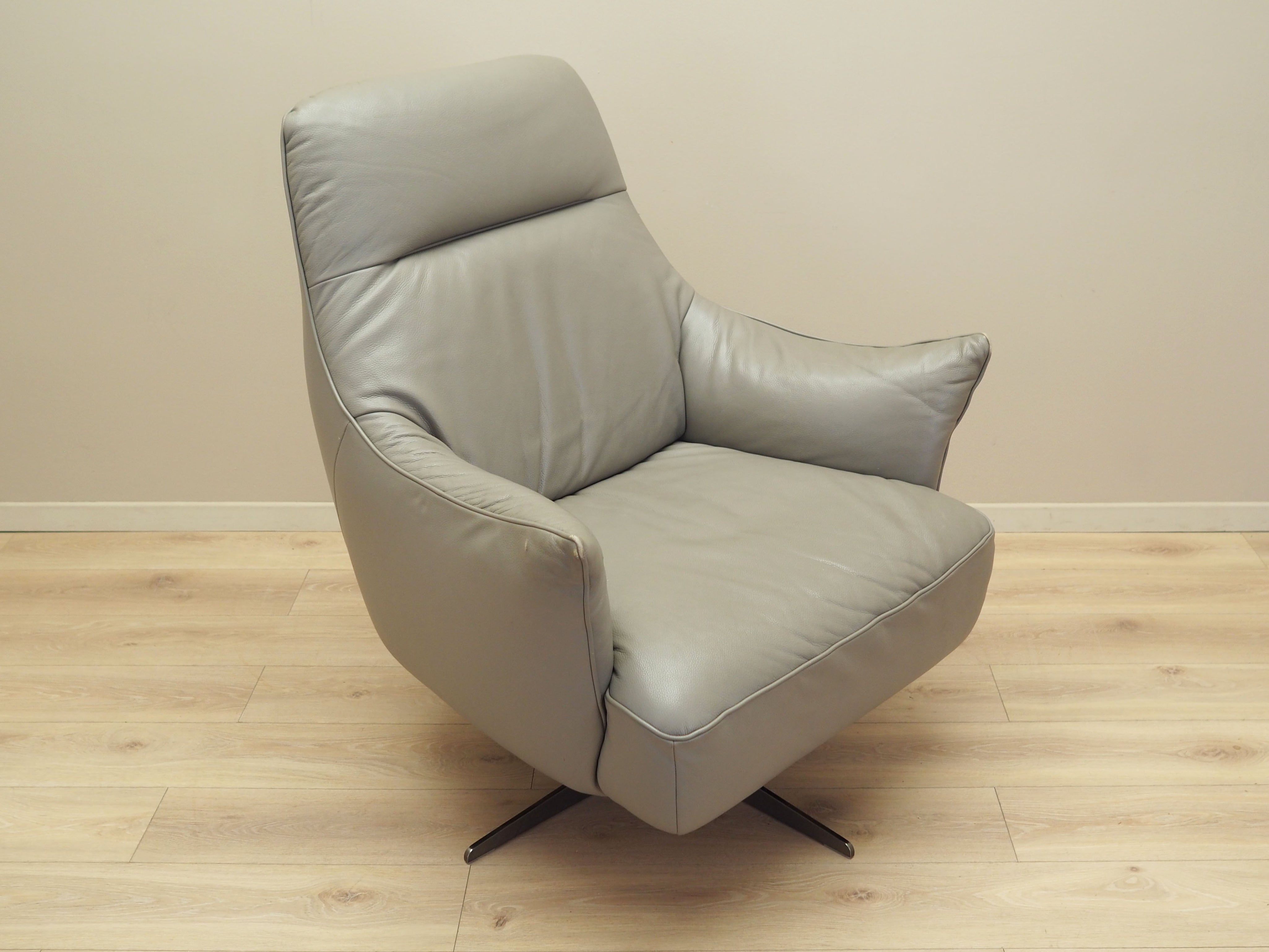 Leather_swivel_armchair_Italian_design_1990s_manufacture_Natuzzi