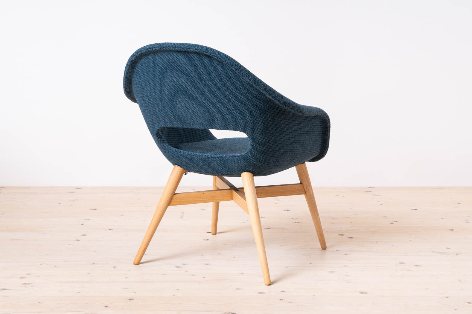 Lounge_Chair_designed_by_Miroslav_Navr_til_1950s_Czech_Republic