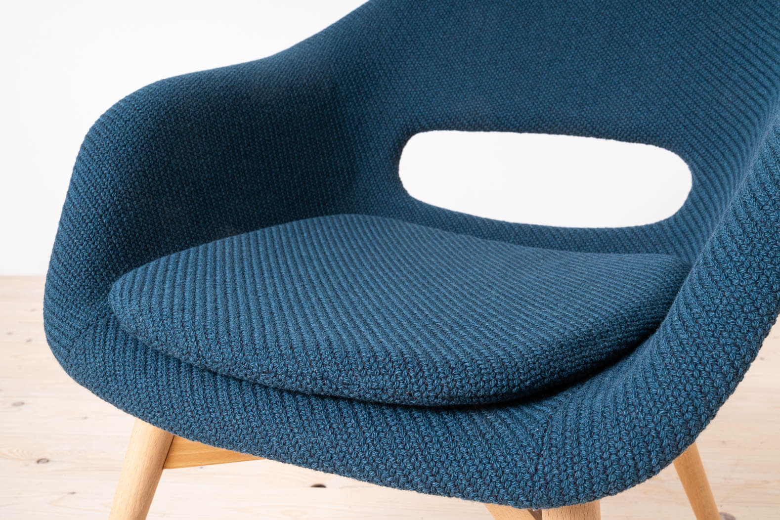 Lounge_Chair_designed_by_Miroslav_Navr_til_1950s_Czech_Republic