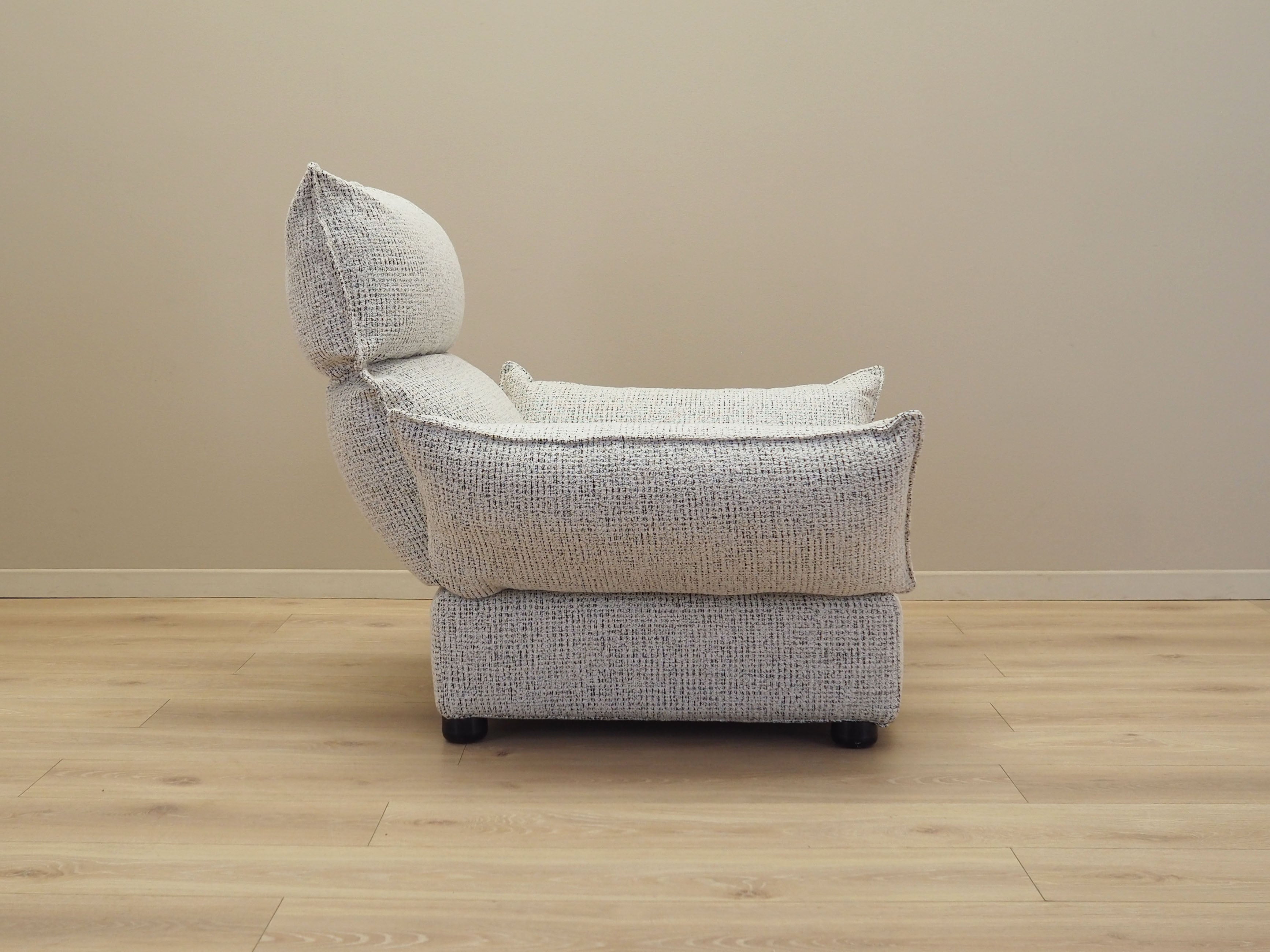Lounge_armchair_Italian_design_from_1970s_production_Italy
