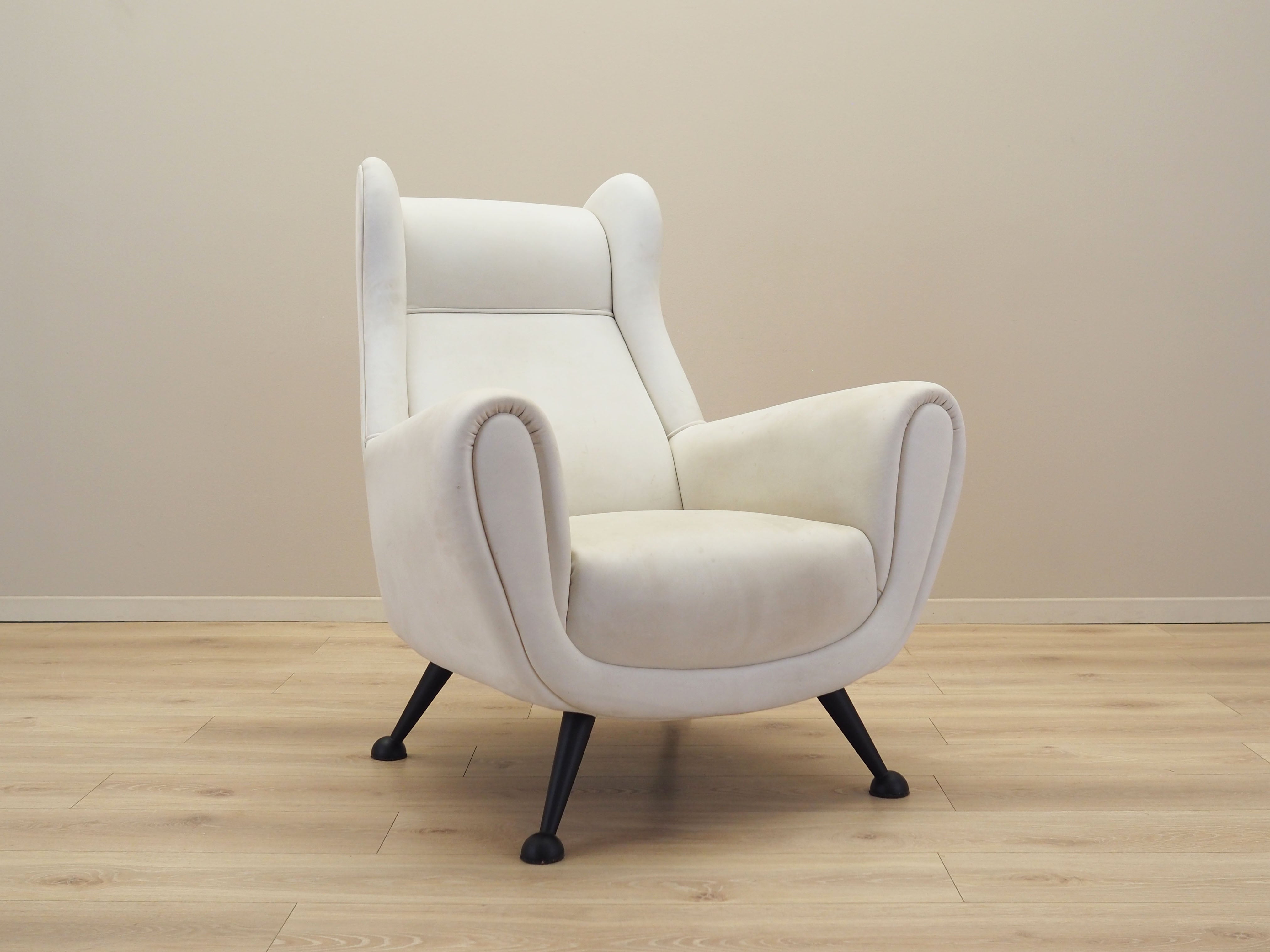 Lounge_armchair_in_Italian_design_from_1980s