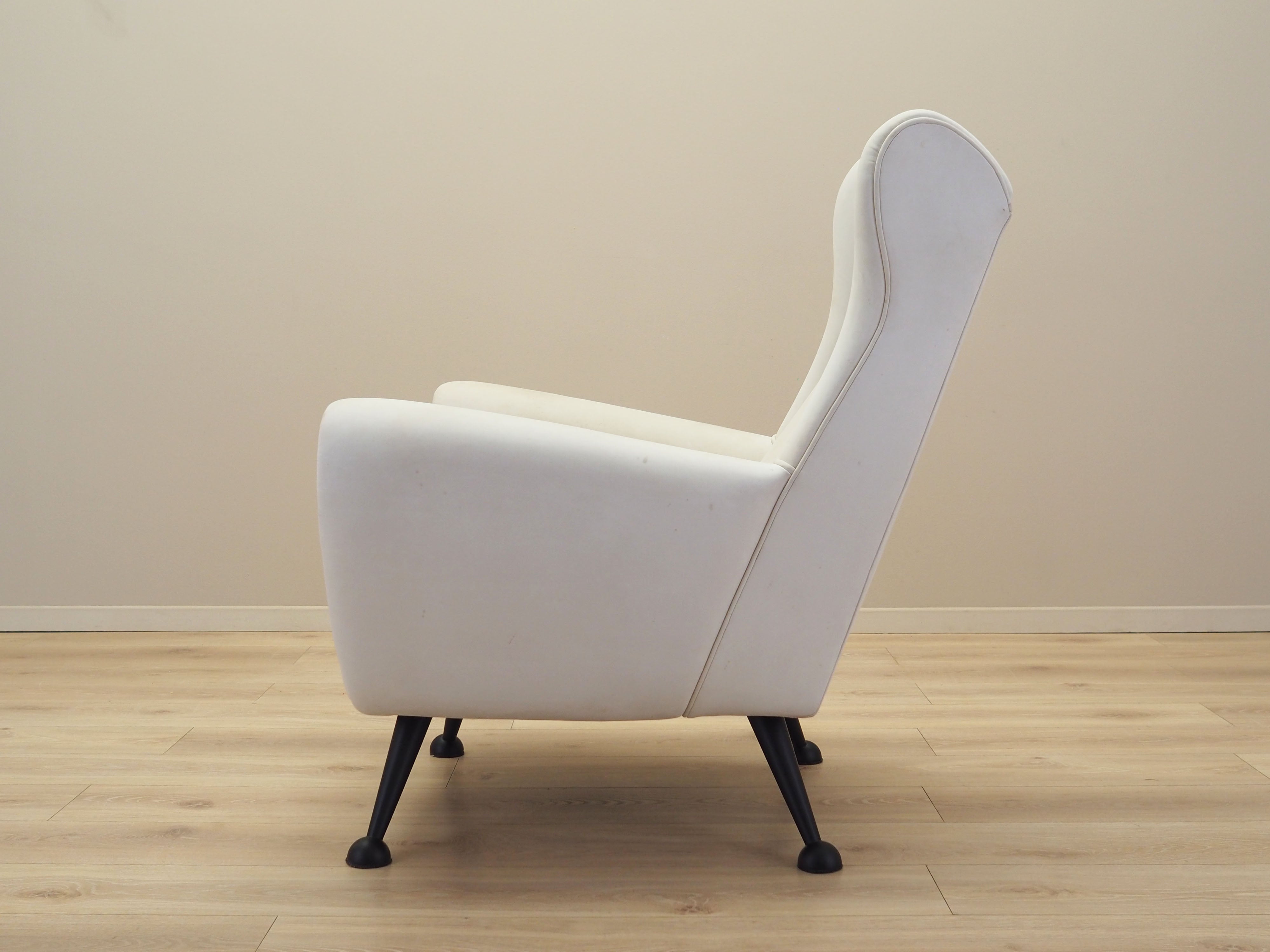 Lounge_armchair_in_Italian_design_from_1980s