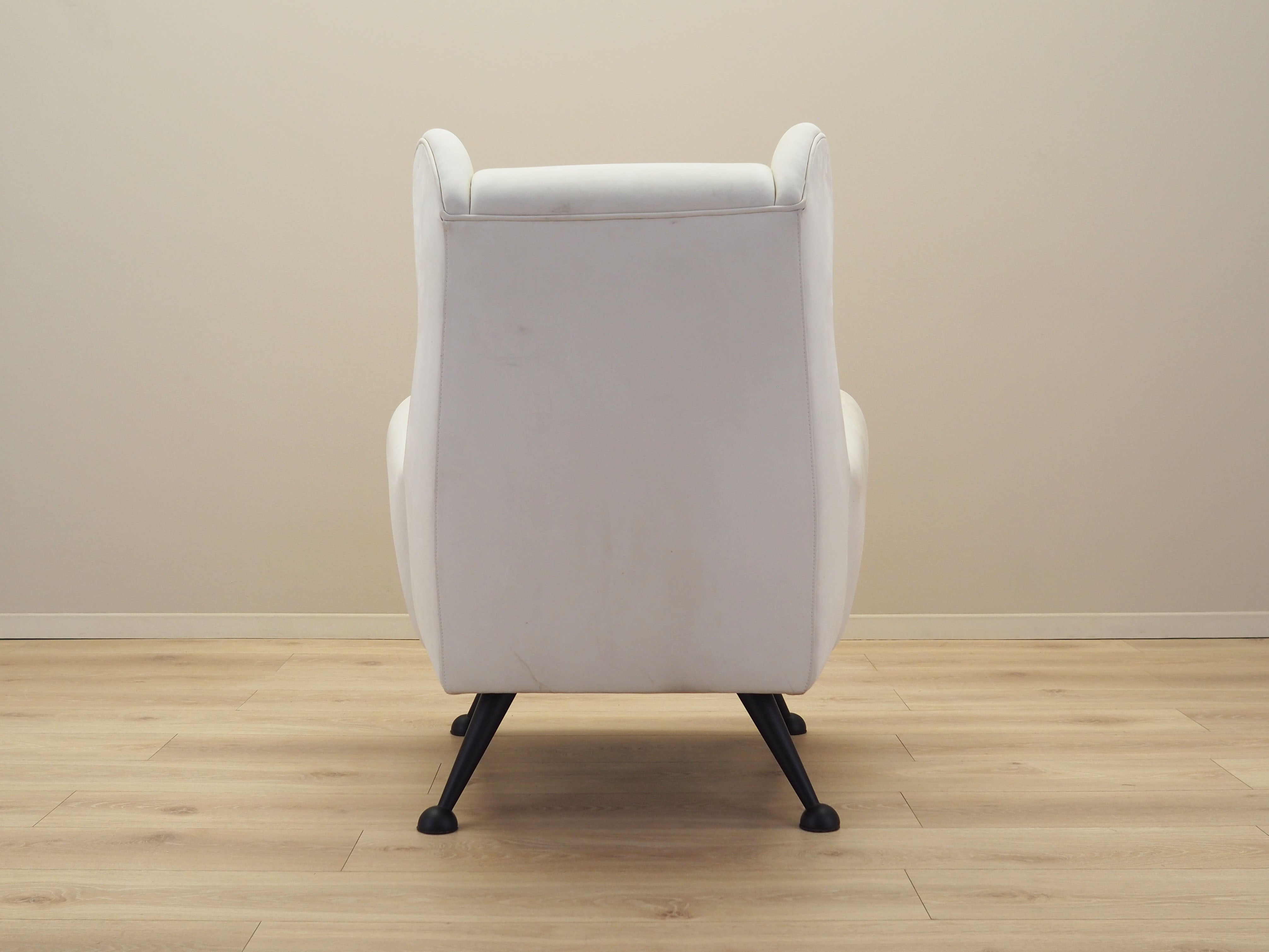Lounge_armchair_in_Italian_design_from_1980s