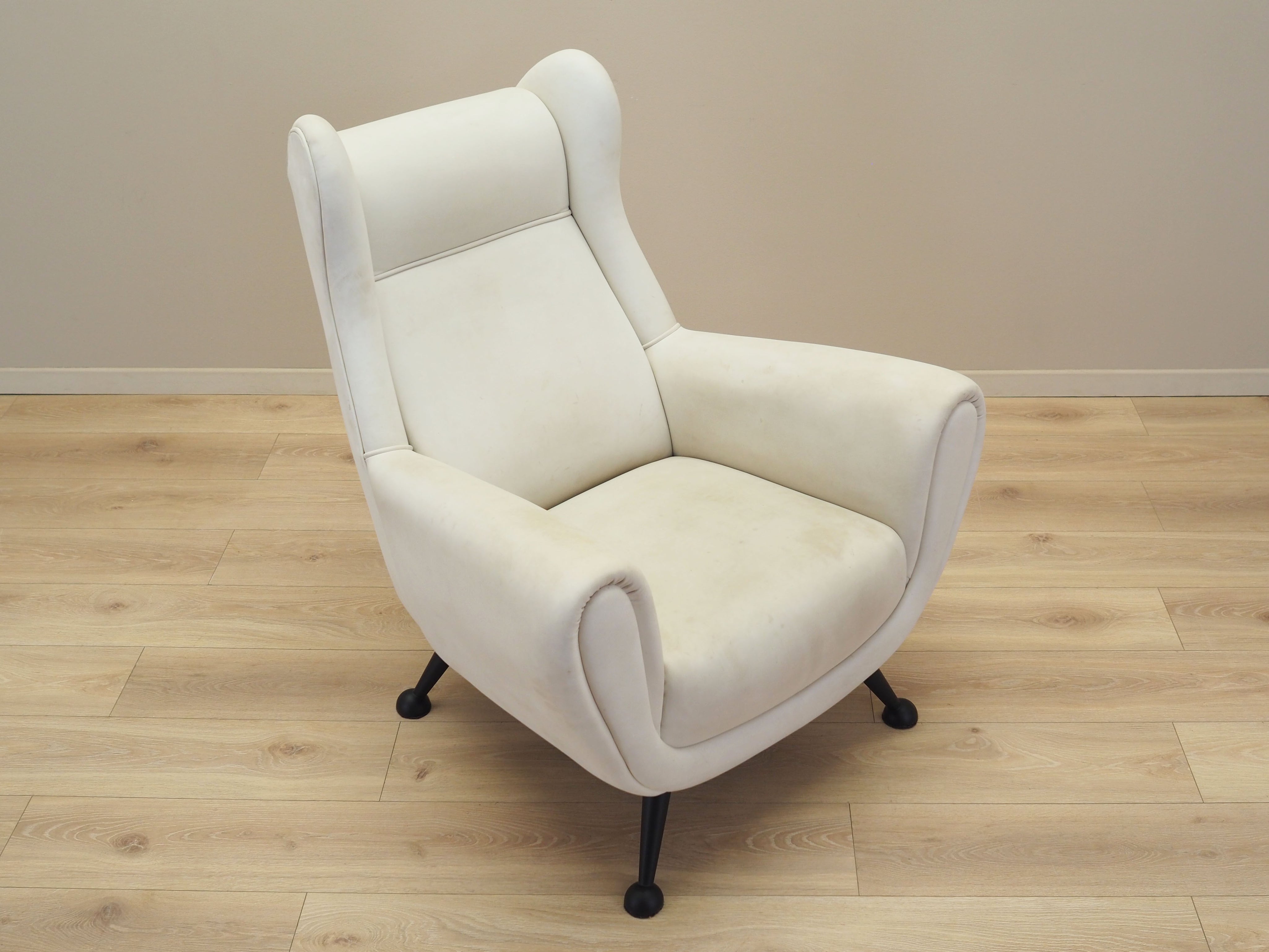 Lounge_armchair_in_Italian_design_from_1980s