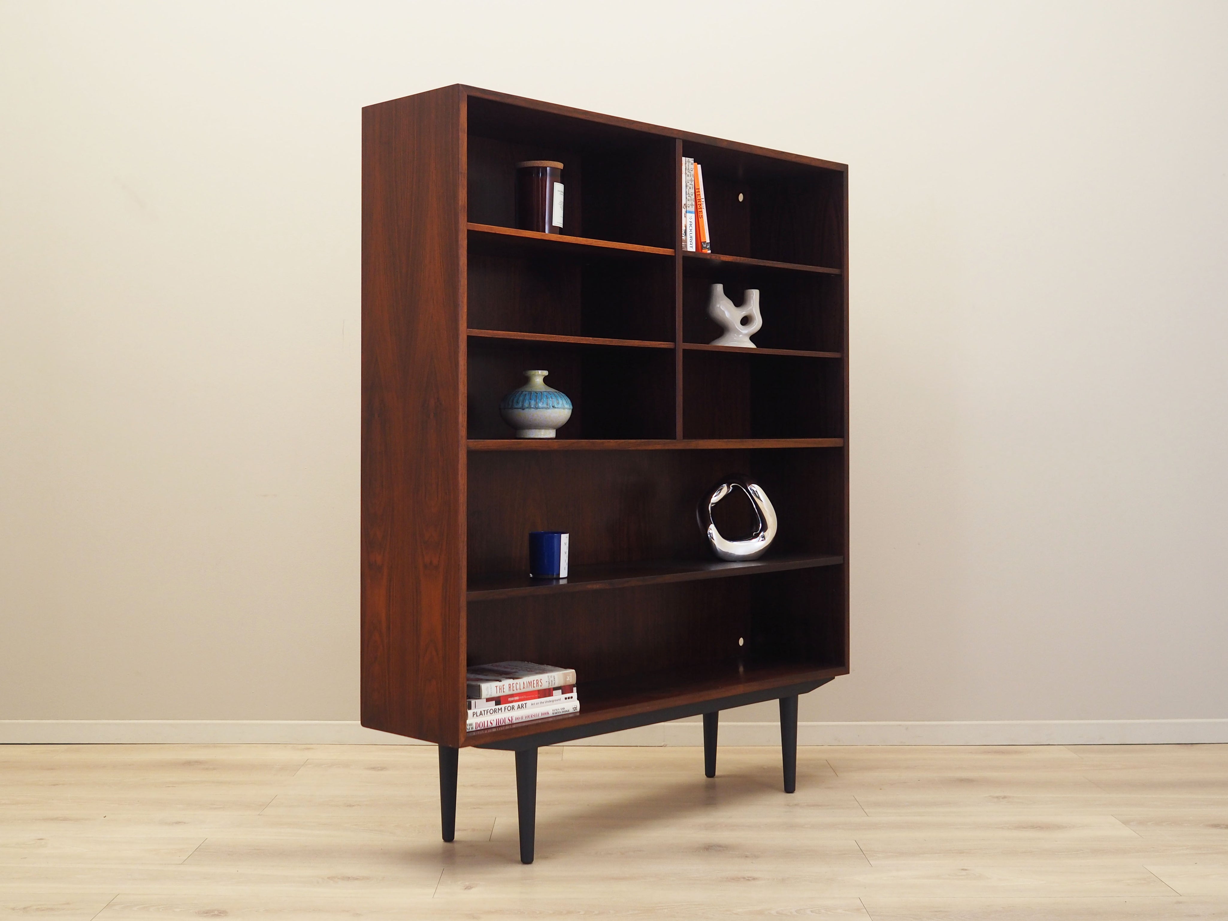 Mahogany_bookcase_in_Danish_design_from_1970s_manufacturer_Omann_Jun