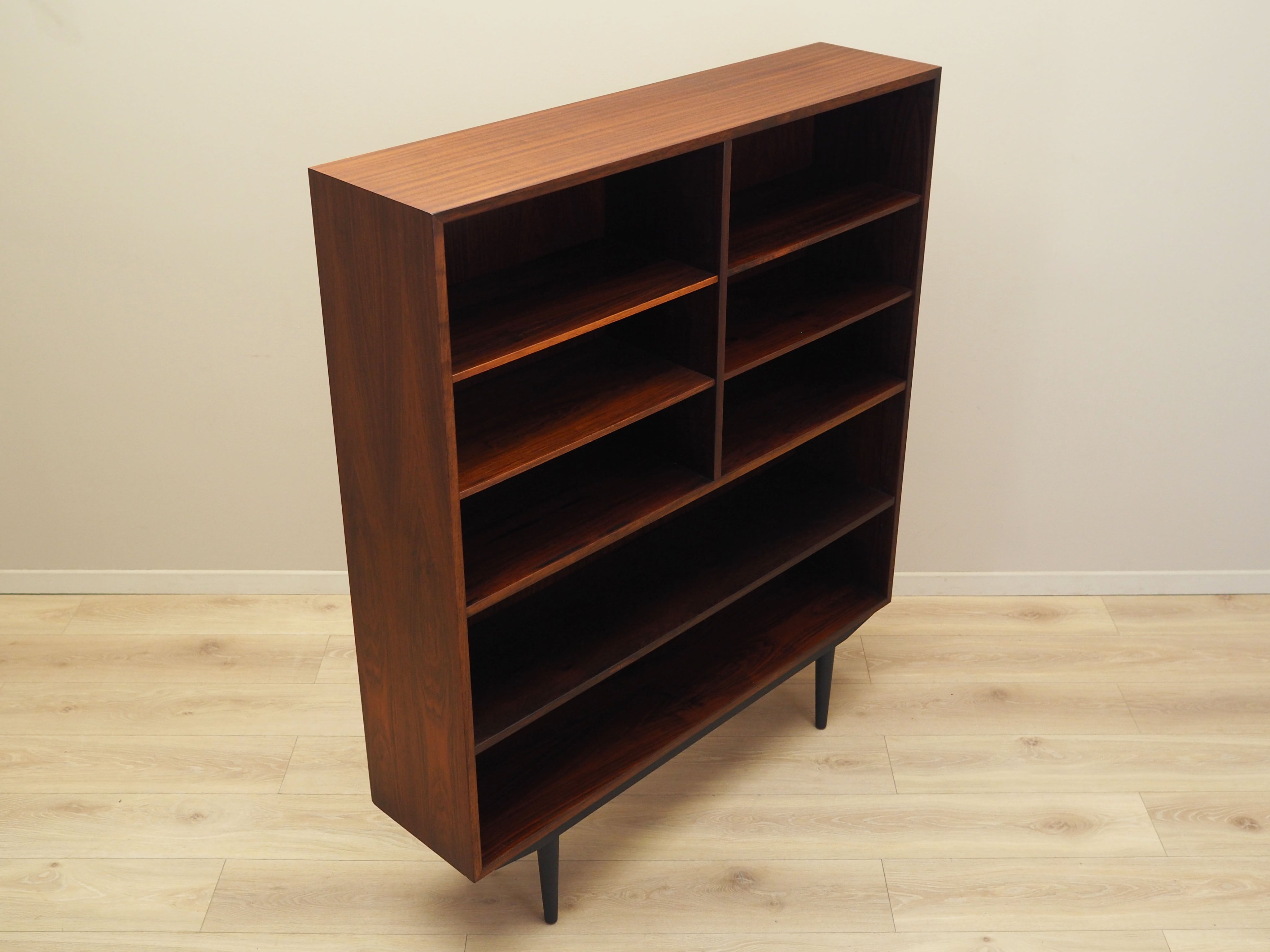 Mahogany_bookcase_in_Danish_design_from_1970s_manufacturer_Omann_Jun