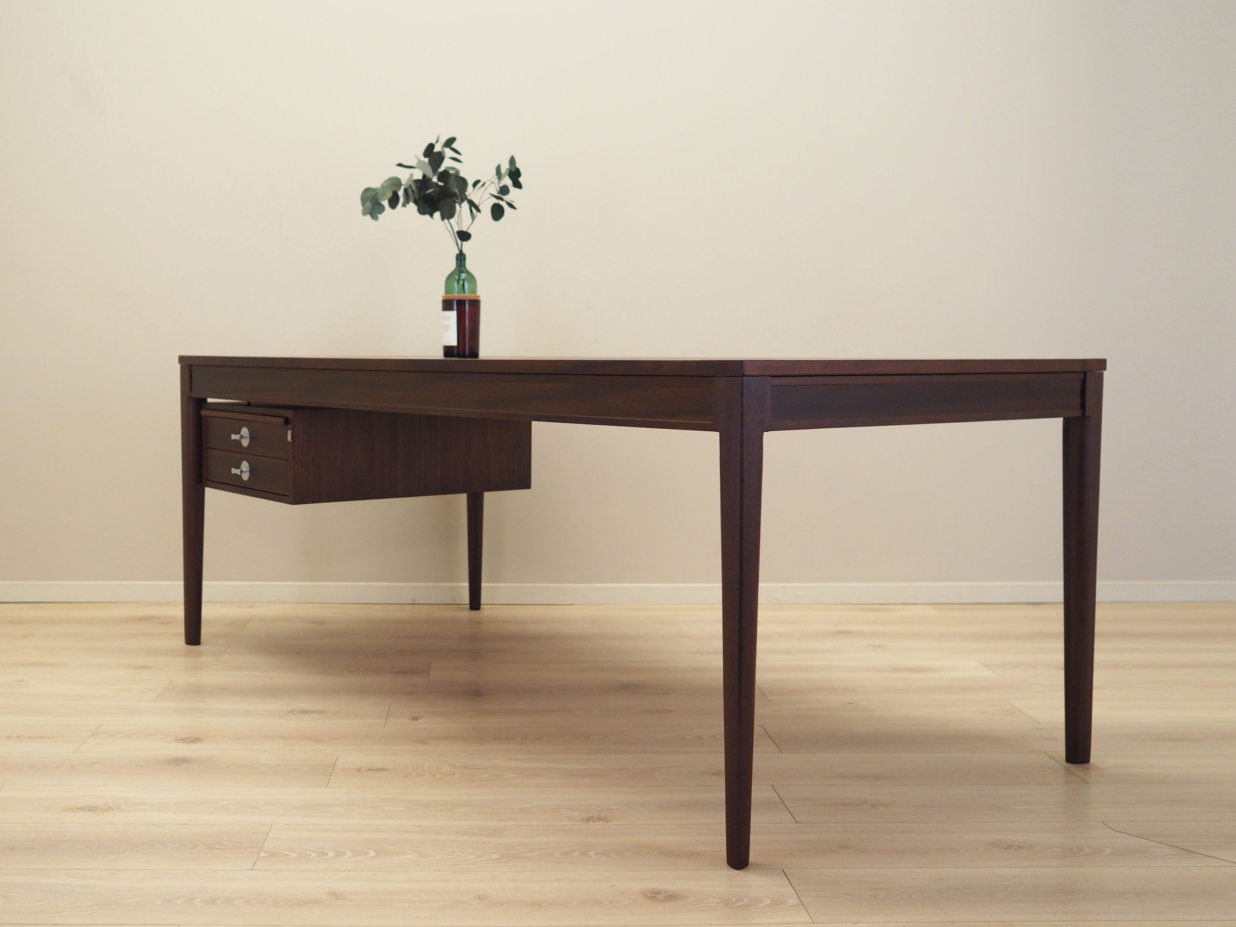 Mahogany_desk_Danish_design_1970s_designer_Finn_Juhl