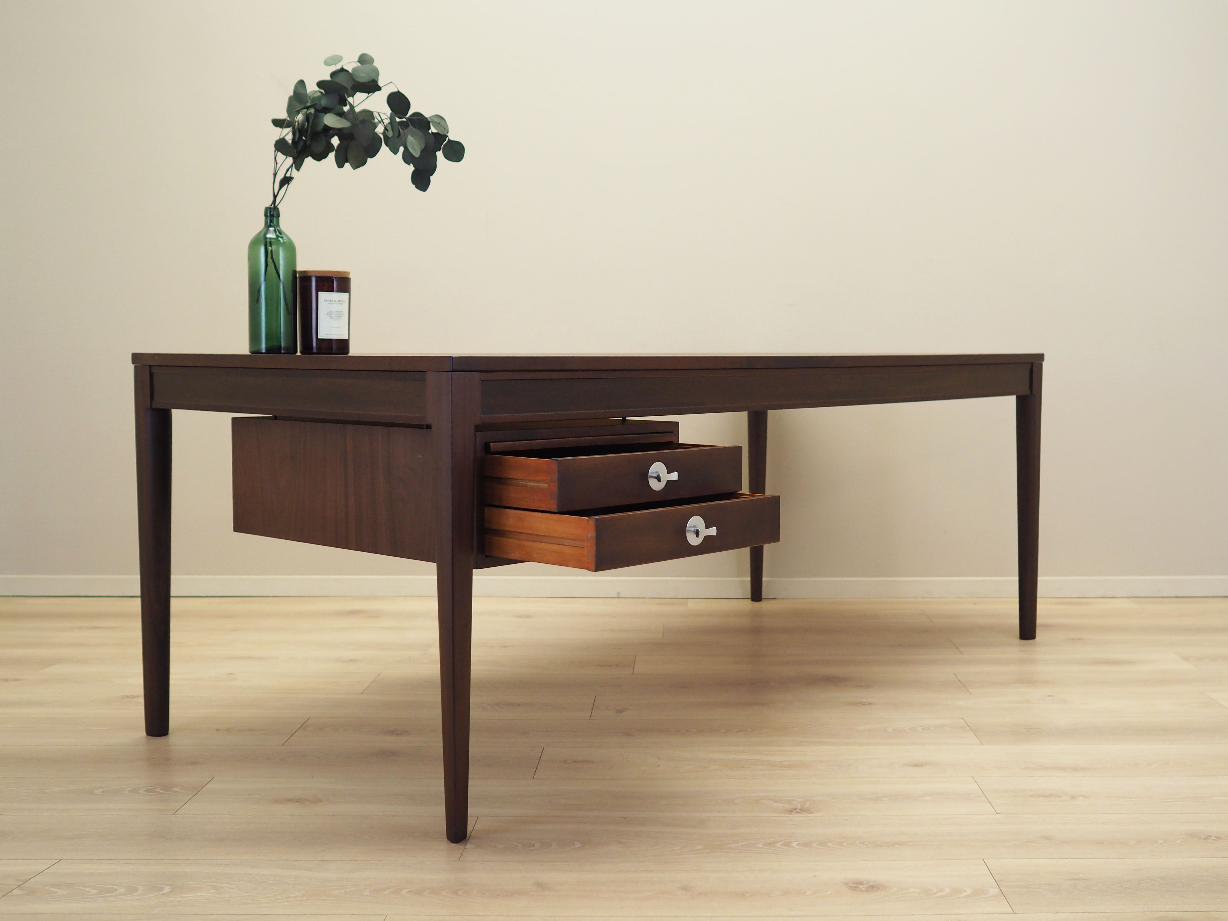 Mahogany_desk_Danish_design_1970s_designer_Finn_Juhl