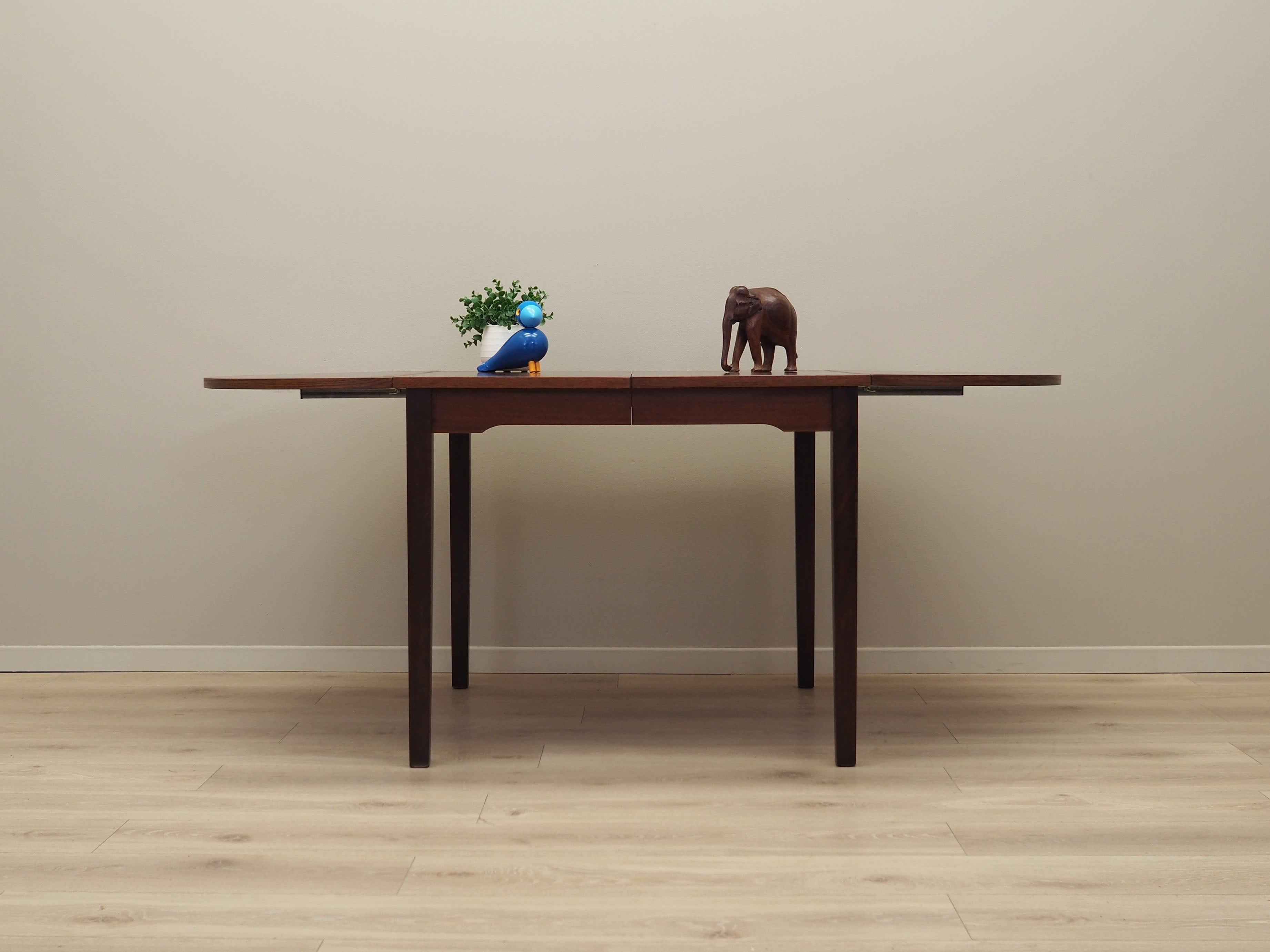 Mahogany_table_Danish_design_1970s_production_Denmark