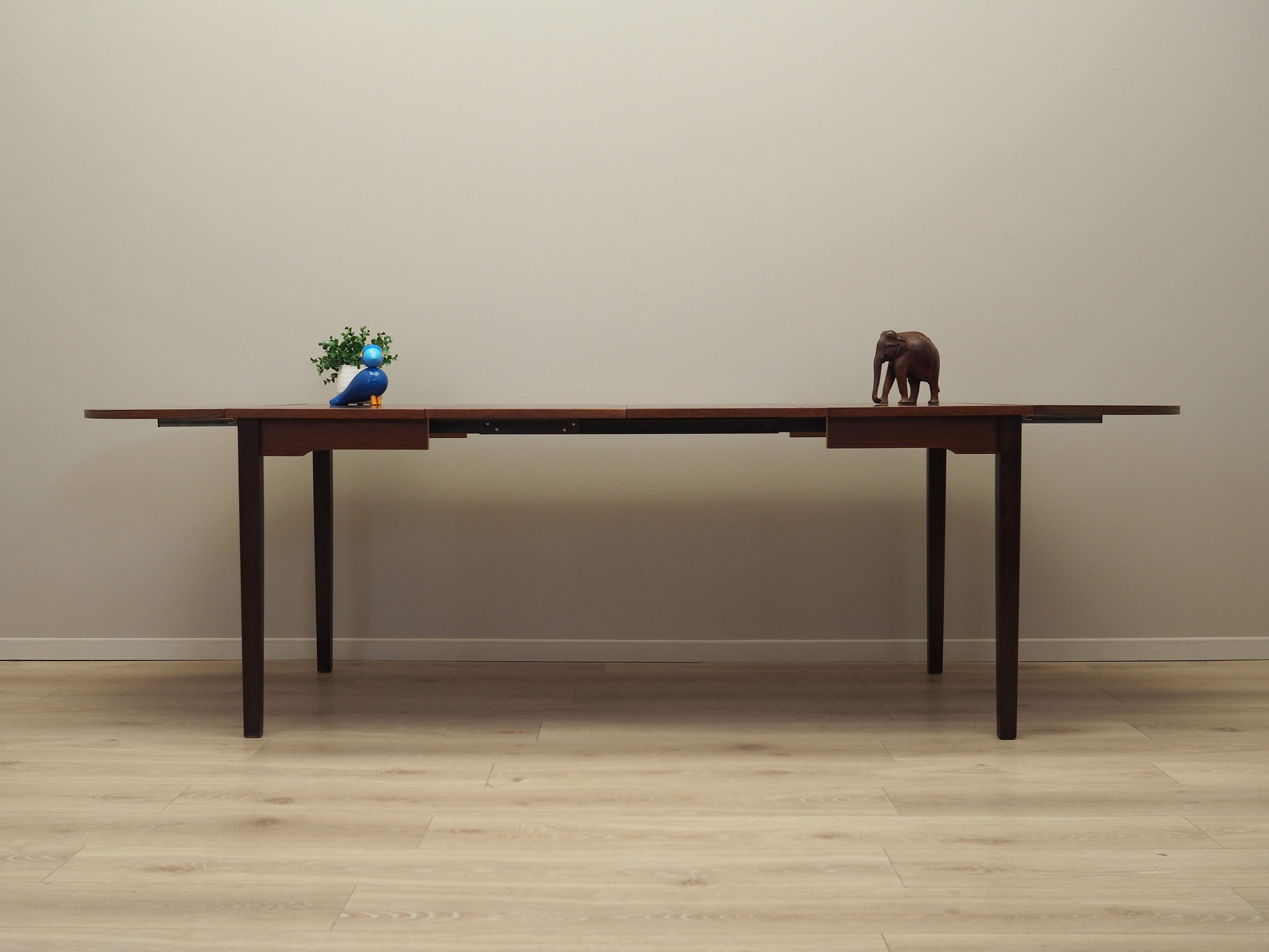 Mahogany_table_Danish_design_1970s_production_Denmark