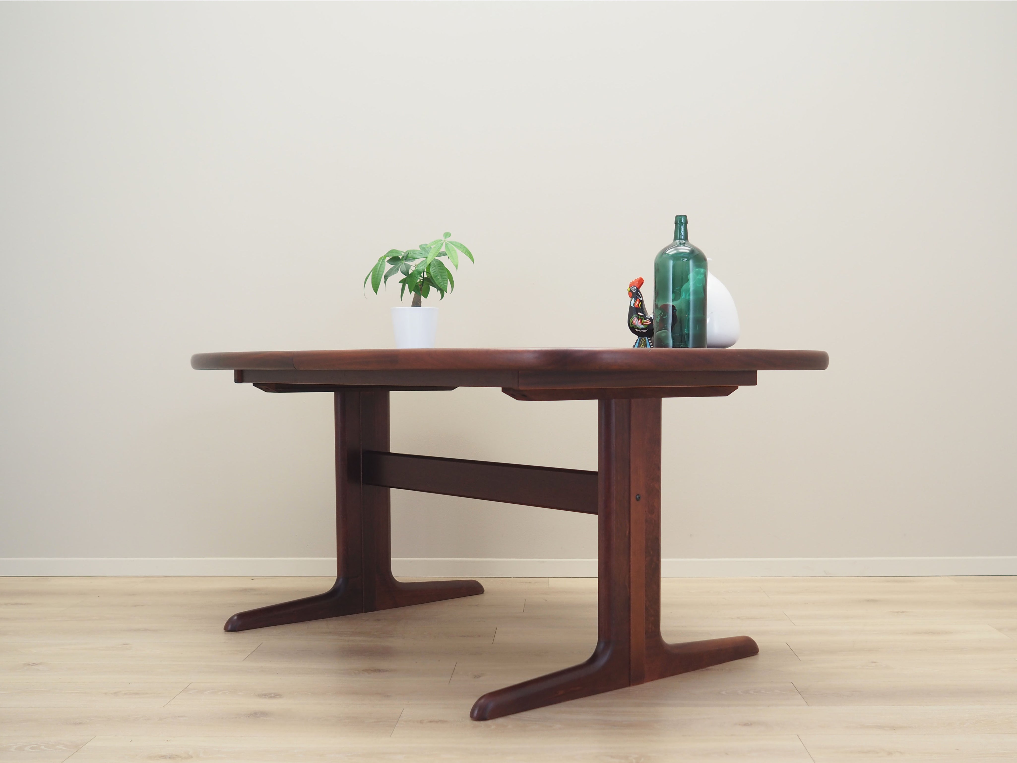 Mahogany_table_Danish_design_1990s_manufacturer_Skovby