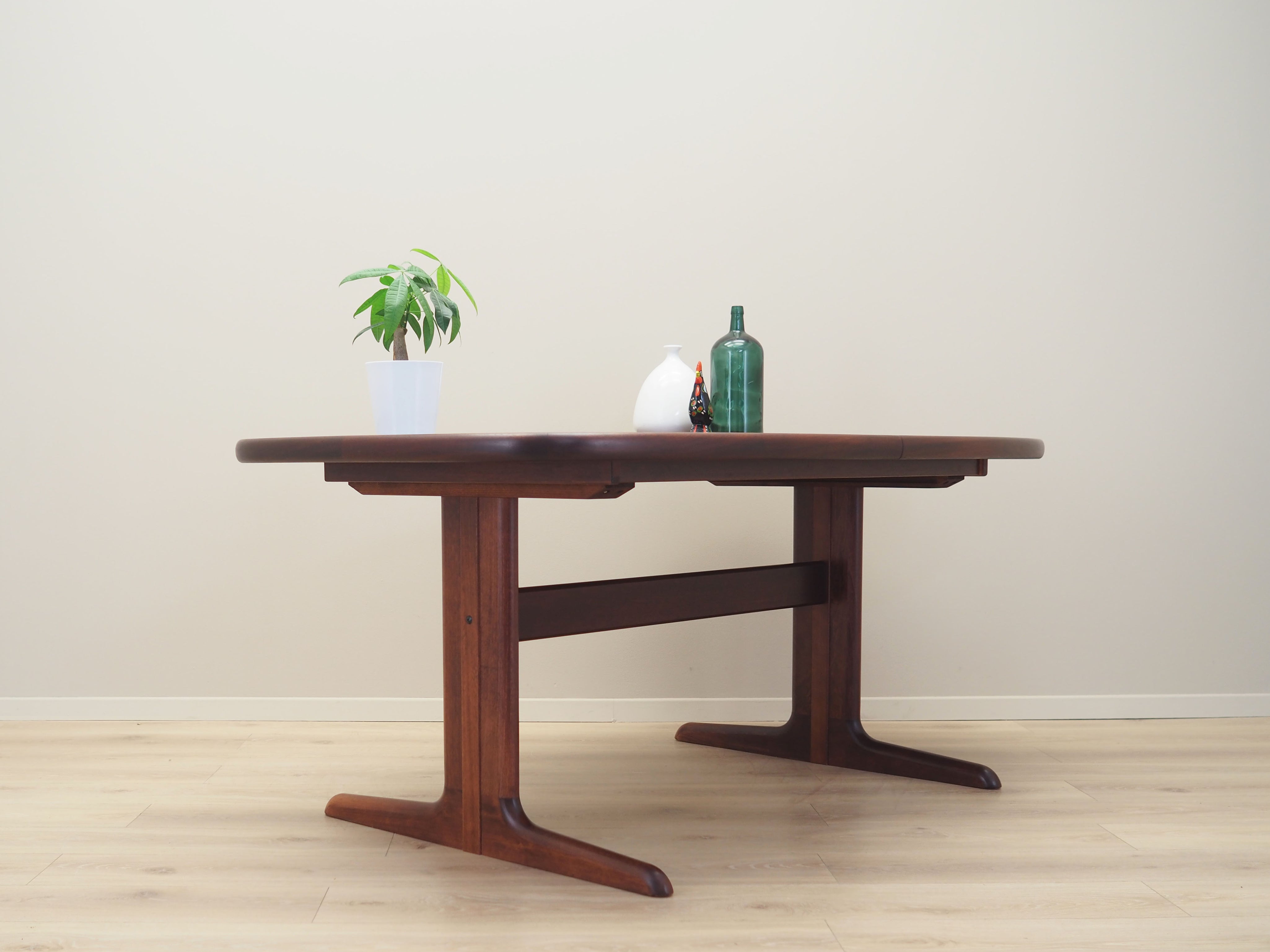 Mahogany_table_Danish_design_1990s_manufacturer_Skovby