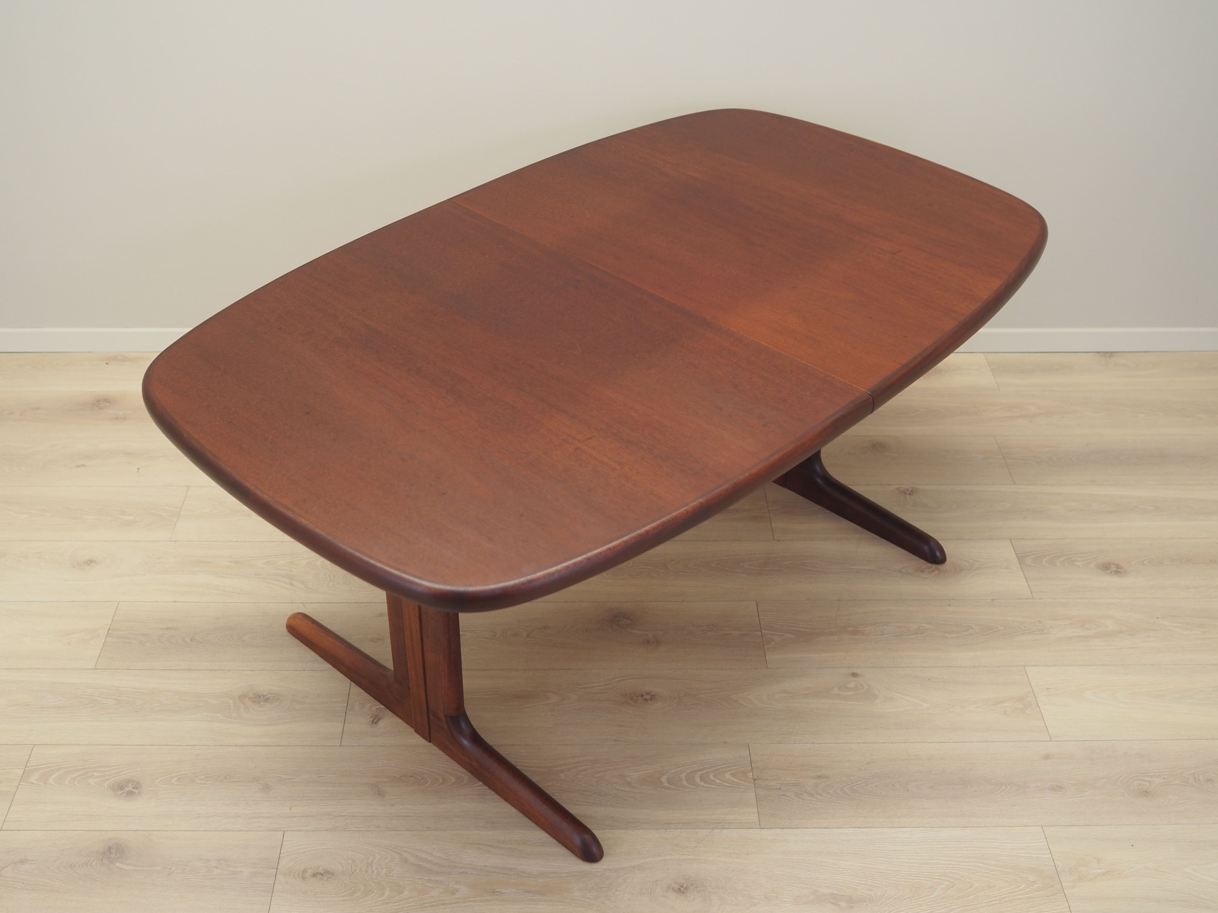 Mahogany_table_Danish_design_1990s_manufacturer_Skovby