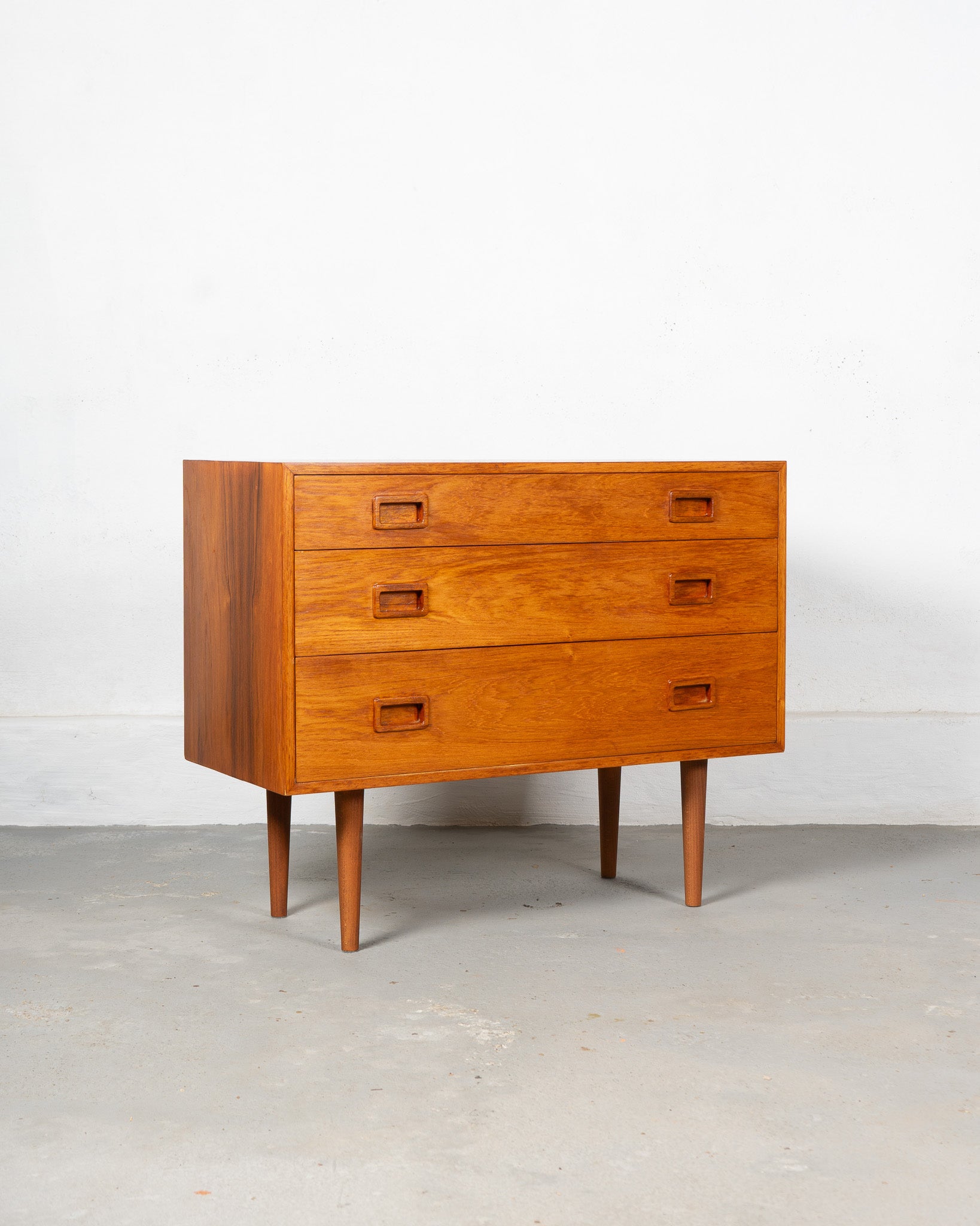 Mid_Century_Commode_made_of_Teak,_UK