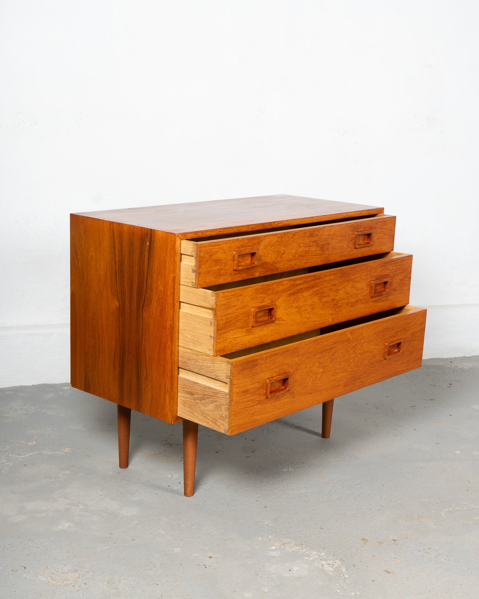 Mid_Century_Commode_made_of_Teak,_UK