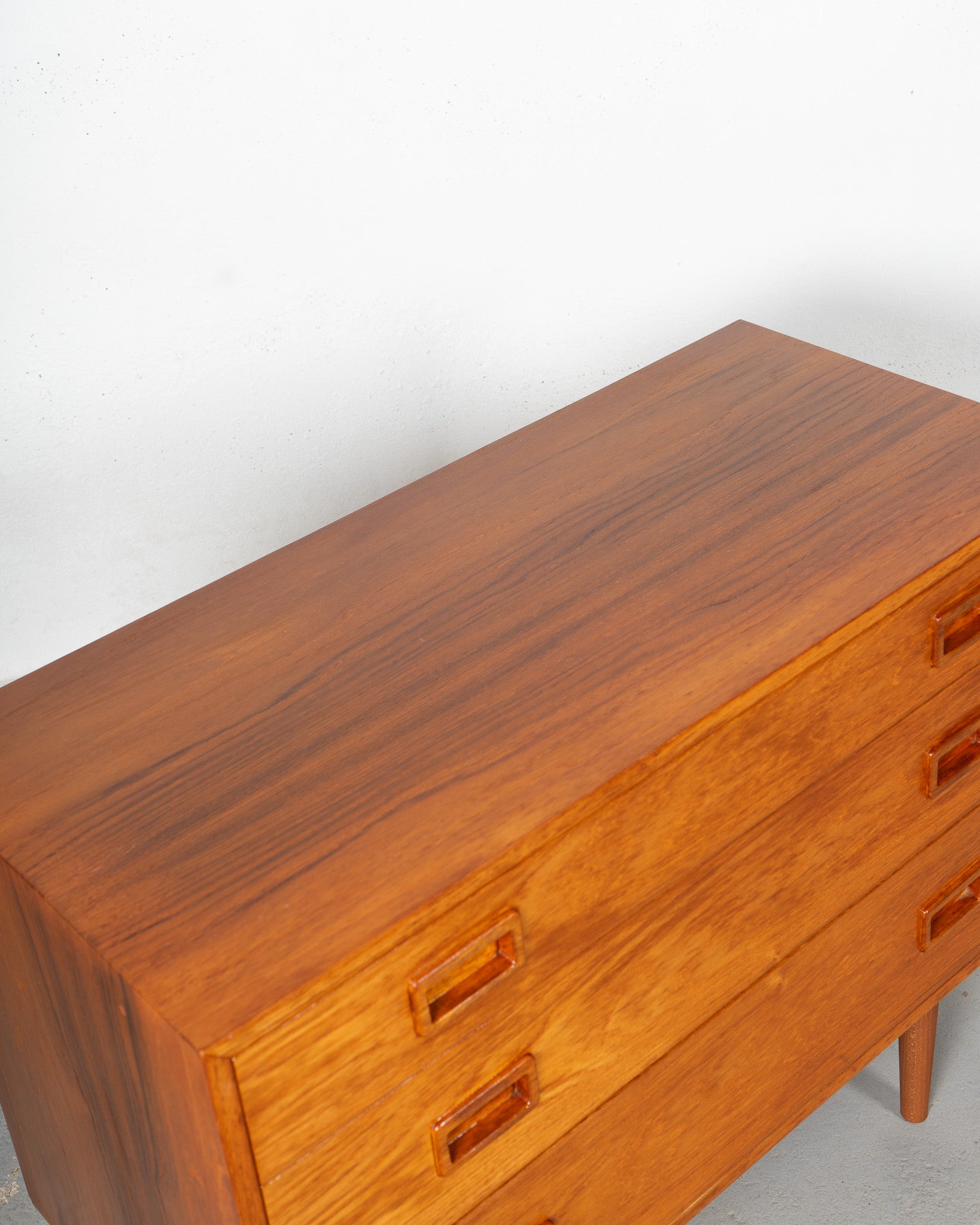 Mid_Century_Commode_made_of_Teak,_UK