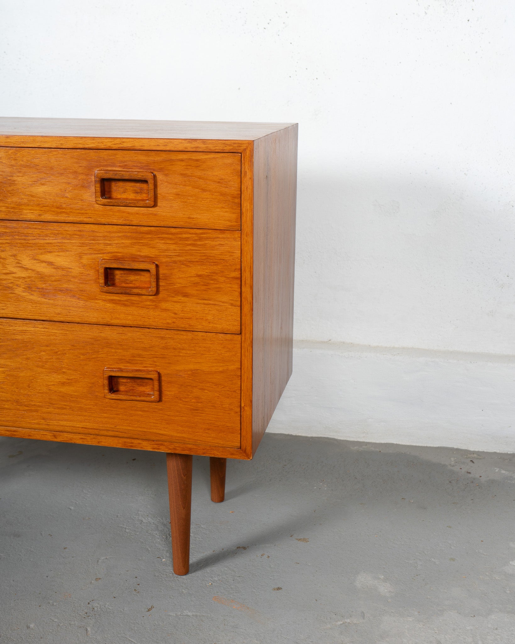 Mid_Century_Commode_made_of_Teak,_UK