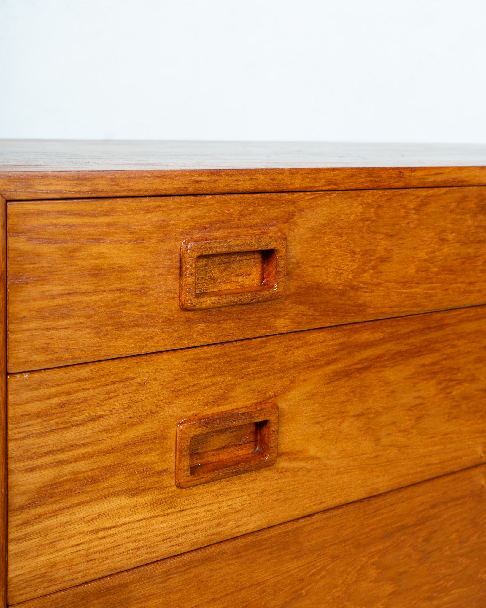Mid_Century_Commode_made_of_Teak,_UK