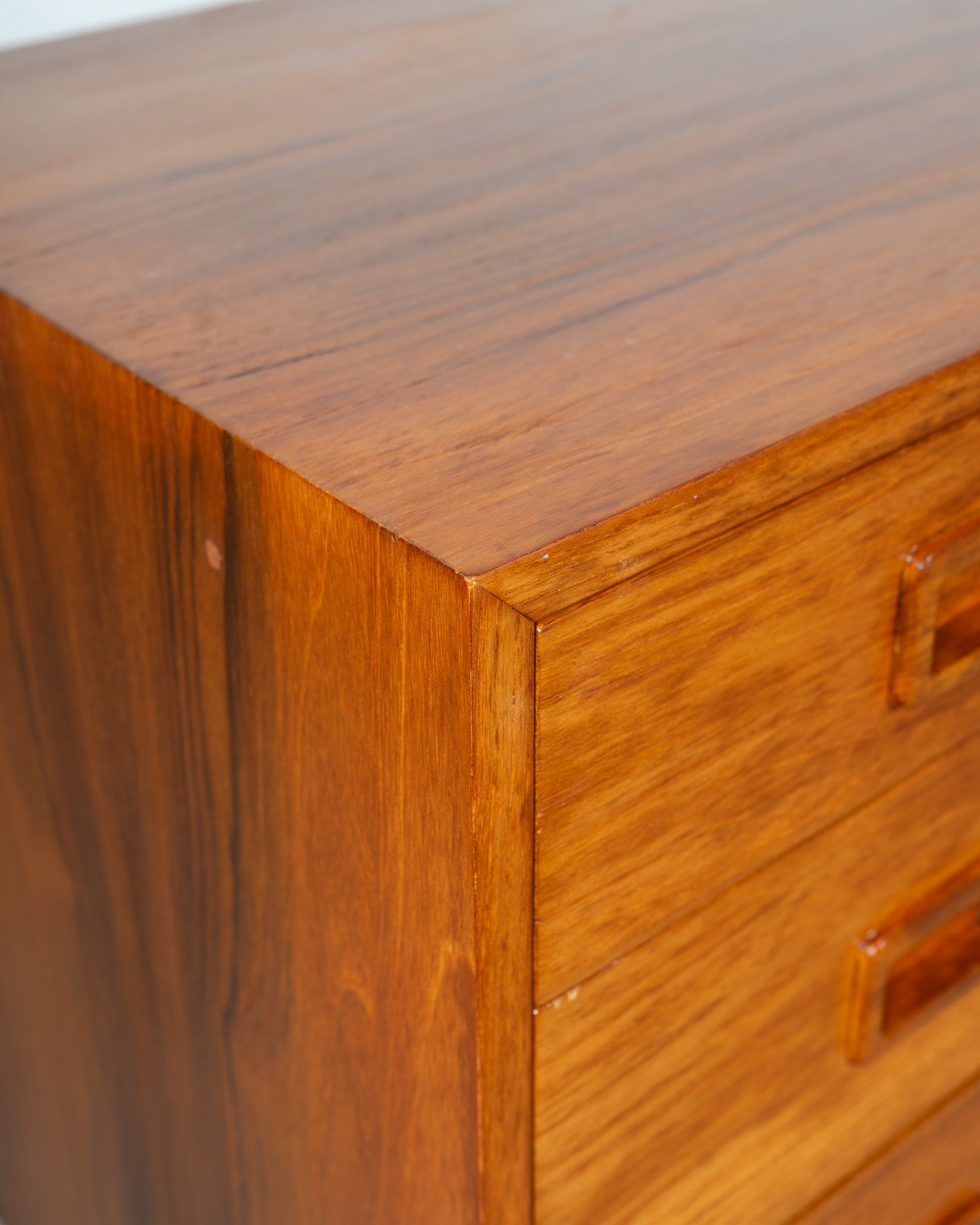 Mid_Century_Commode_made_of_Teak,_UK