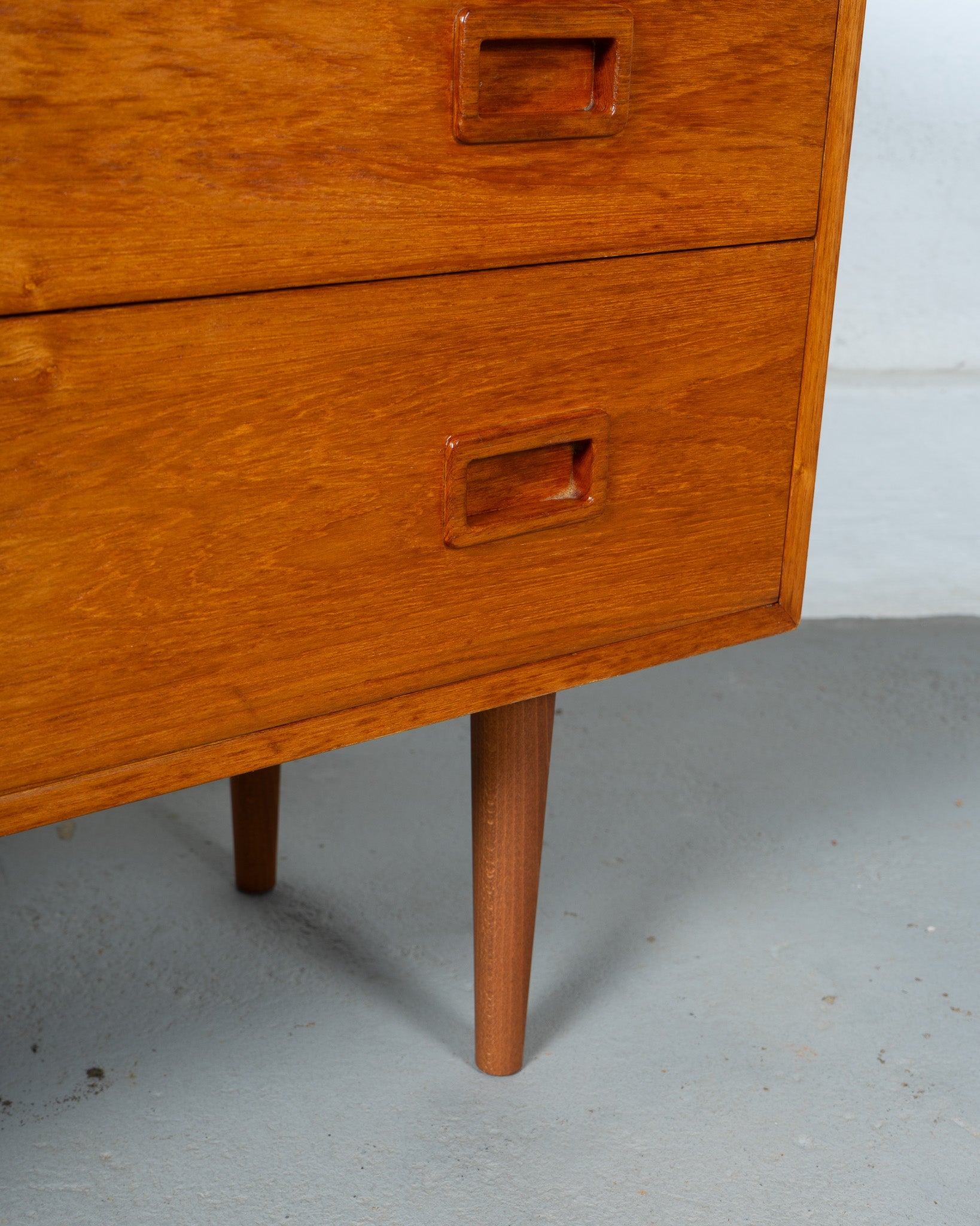 Mid_Century_Commode_made_of_Teak,_UK