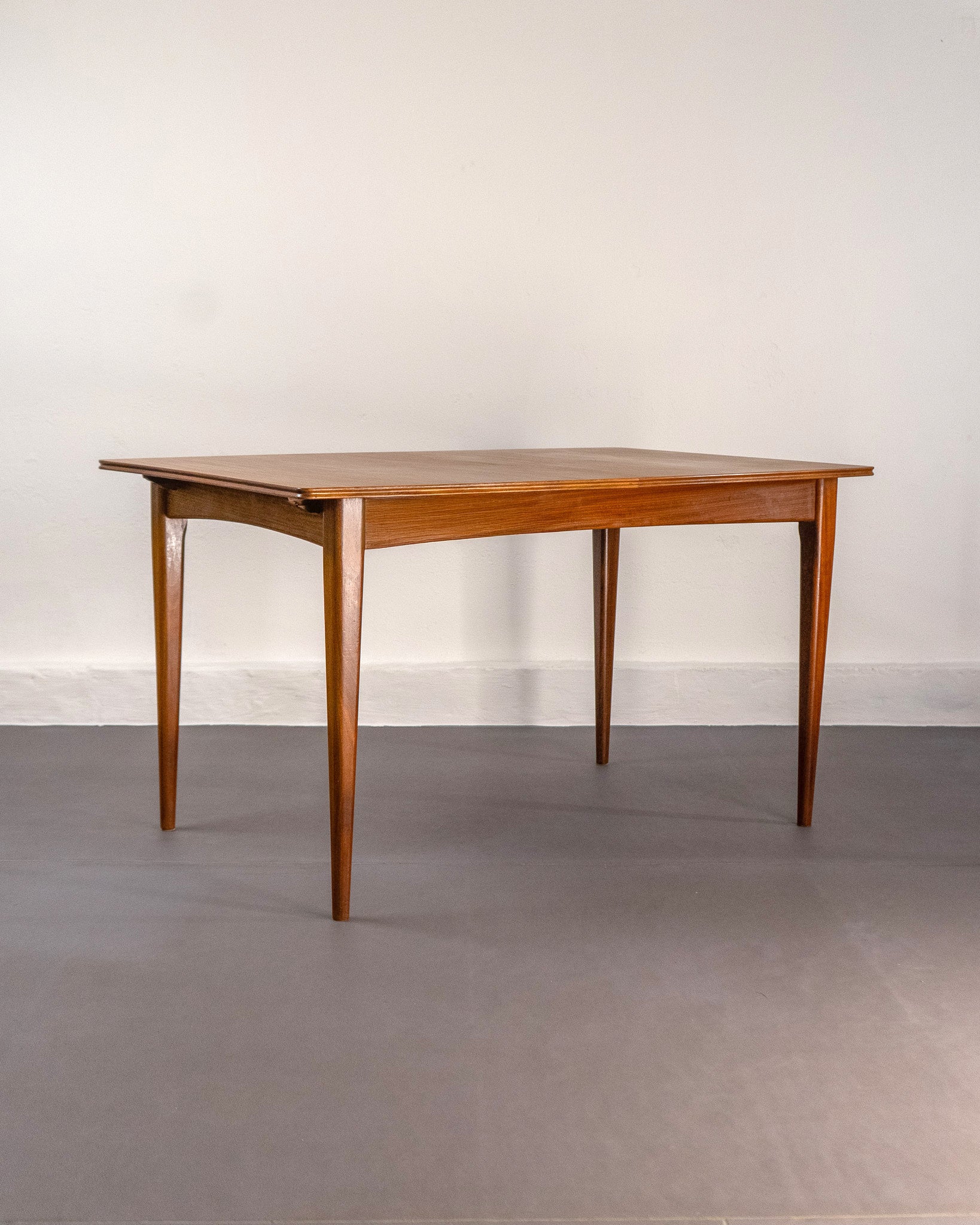 Mid_Century_Extending_Dining_Table_made_of_Teak_and_Afromosia_by_A._Younger_Ltd
