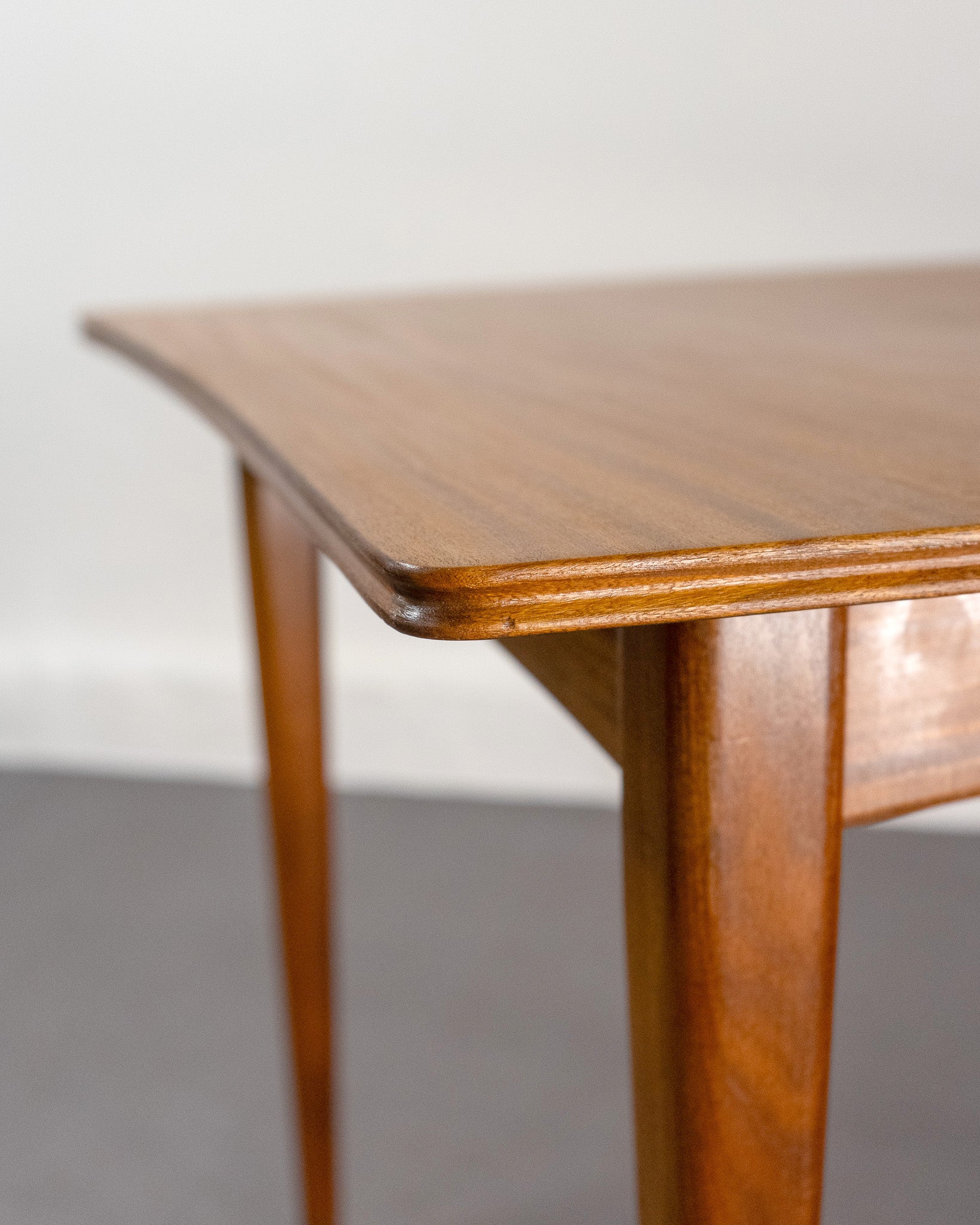 Mid_Century_Extending_Dining_Table_made_of_Teak_and_Afromosia_by_A._Younger_Ltd