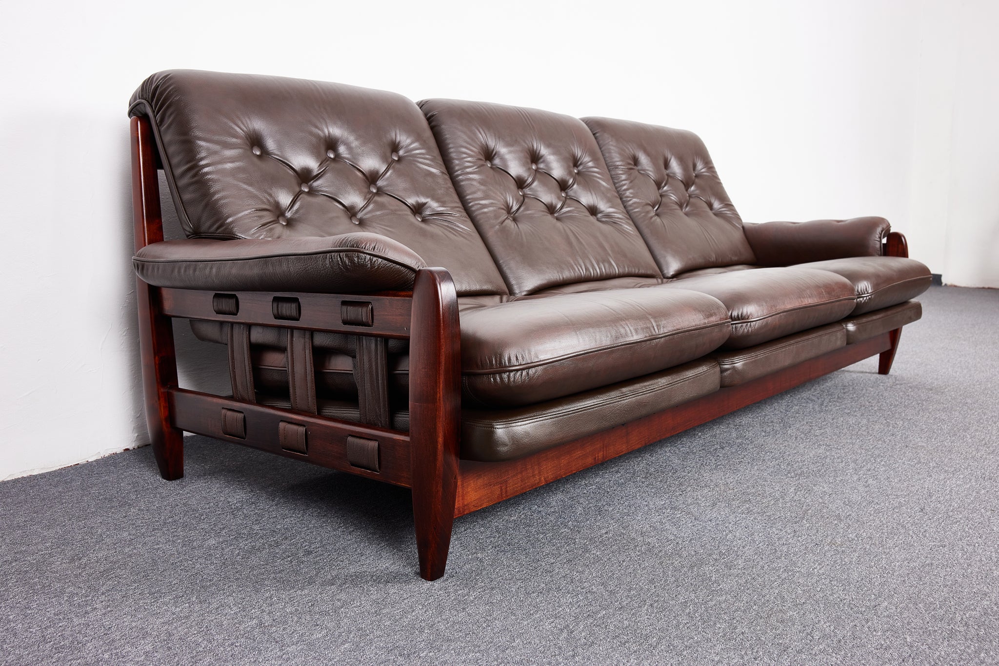 Mid_Century_Rosewood_Calf_Leather_Sofa_model