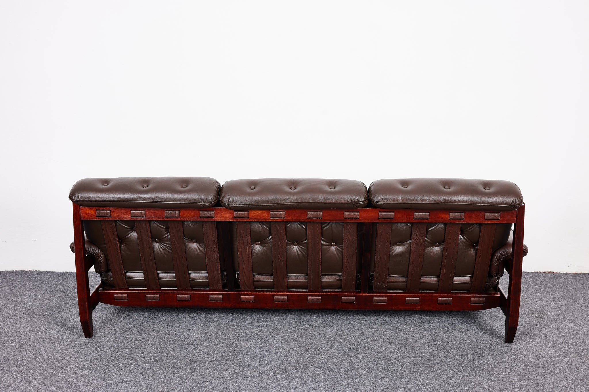 Mid_Century_Rosewood_Calf_Leather_Sofa_model
