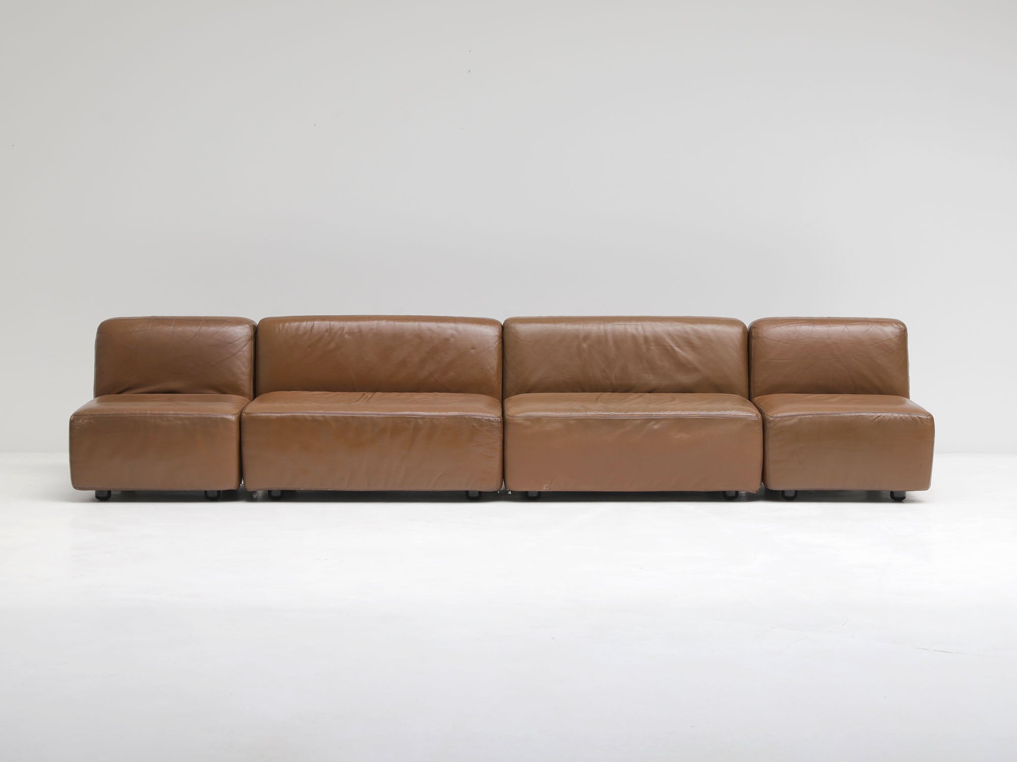 Modular_leather_sofa,_manufactured_by_Durlet,_Belgium,_1970s.