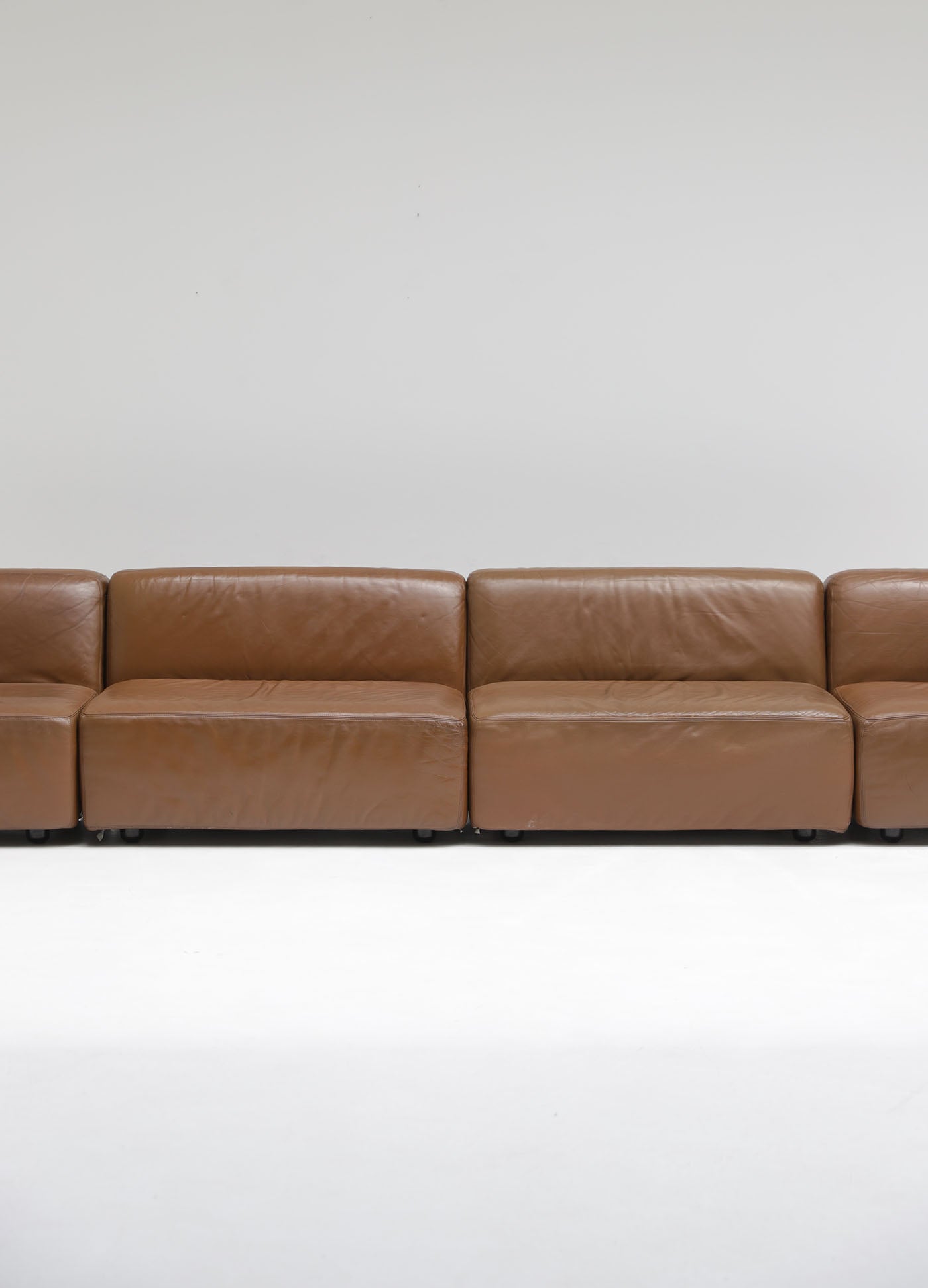 Modular_leather_sofa,_manufactured_by_Durlet,_Belgium,_1970s.