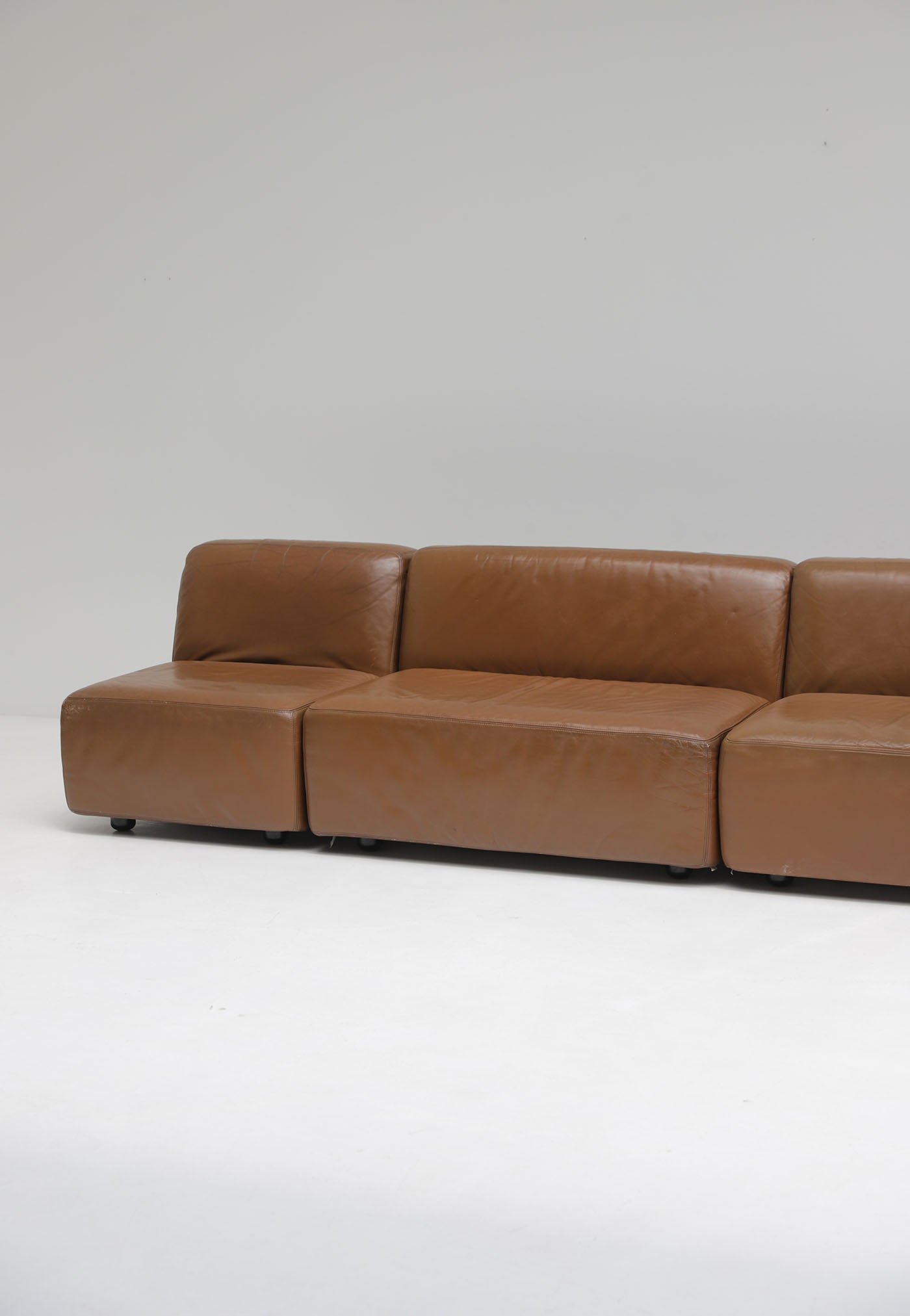 Modular_leather_sofa,_manufactured_by_Durlet,_Belgium,_1970s.