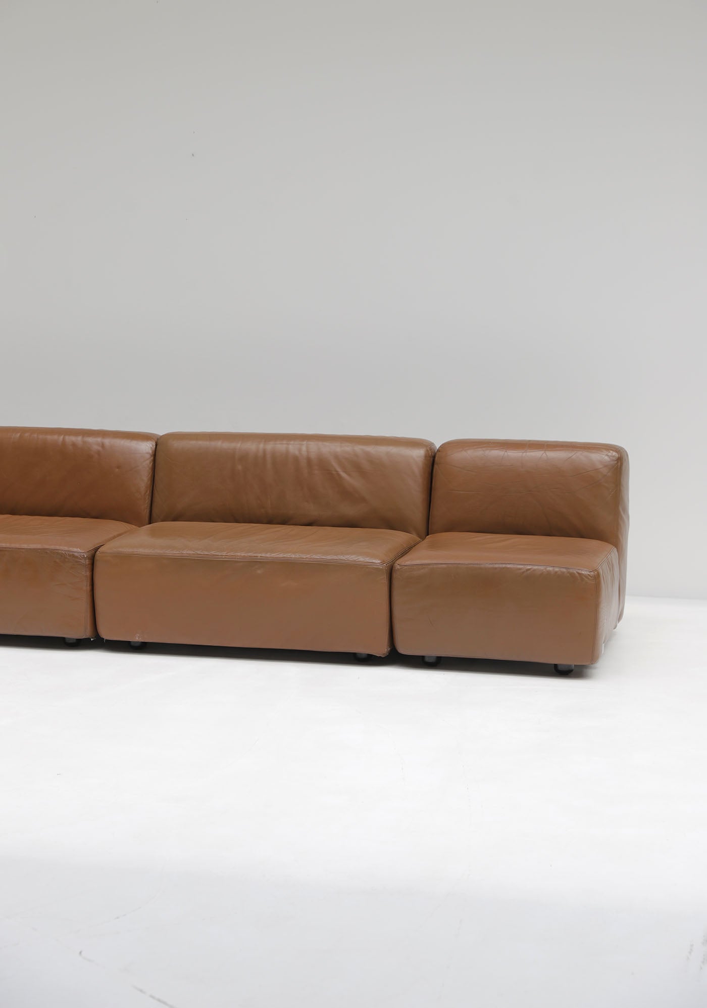 Modular_leather_sofa,_manufactured_by_Durlet,_Belgium,_1970s.