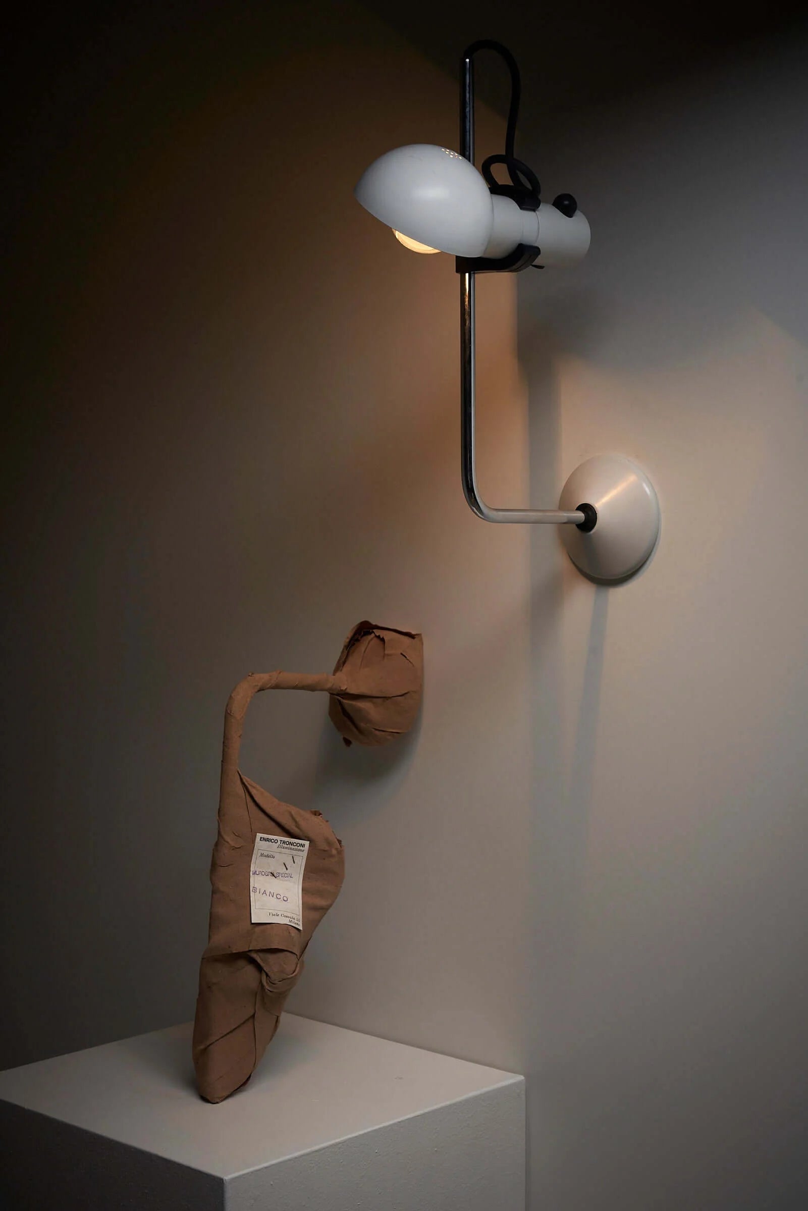 Murogru_Special_White_Directional_Wall_Lamp_Tronconi