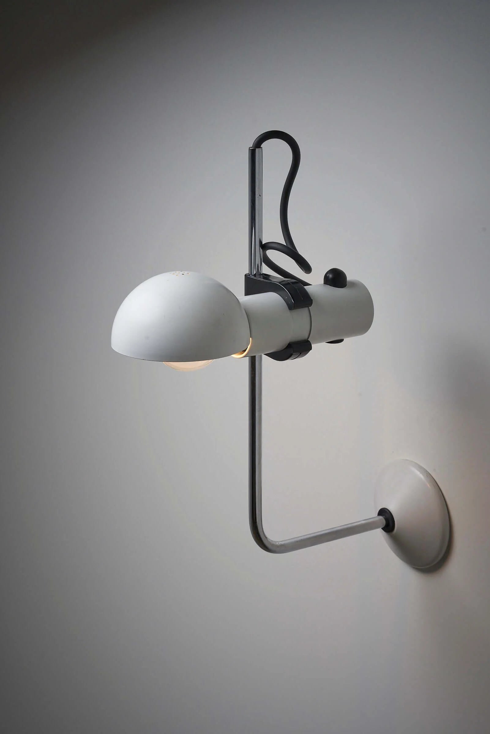 Murogru_Special_White_Directional_Wall_Lamp_Tronconi
