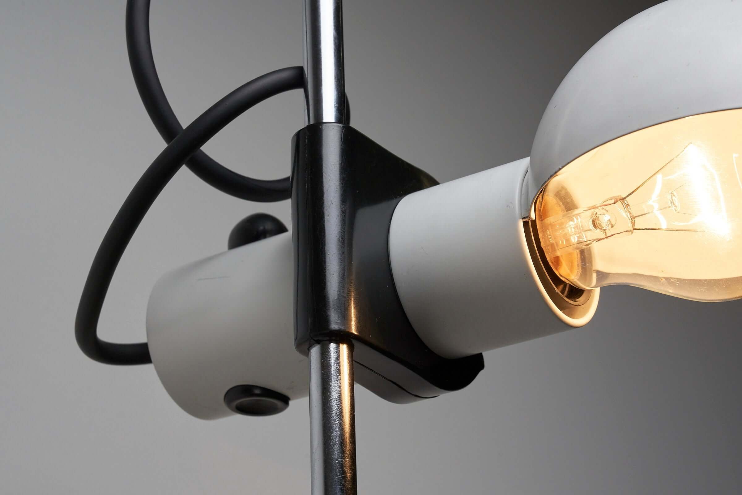 Murogru_Special_White_Directional_Wall_Lamp_Tronconi