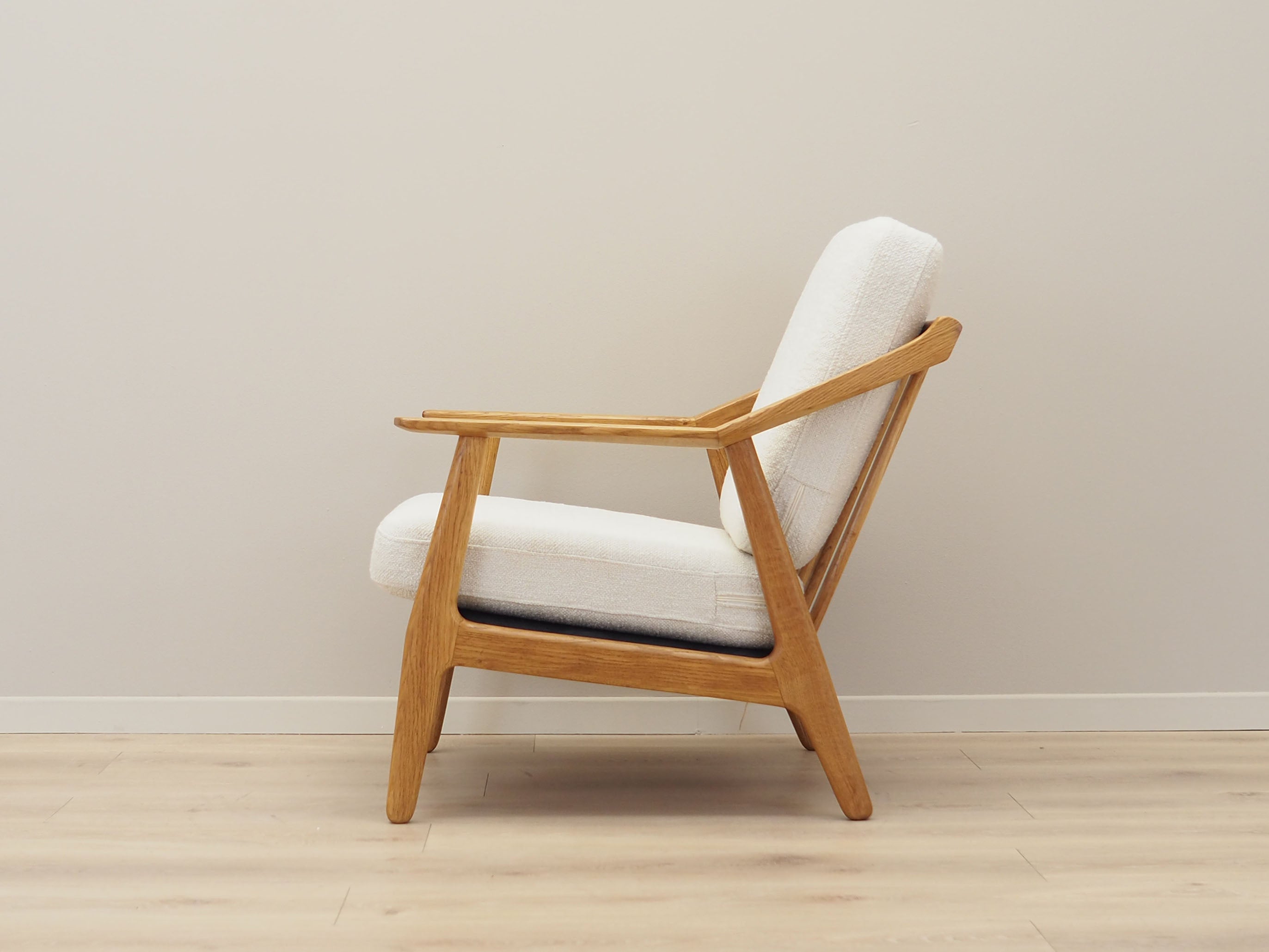 Oak_armchair_Danish_design_1960s_designer_H._Brockmann_Petersen_production_Randers_M_belfabrik