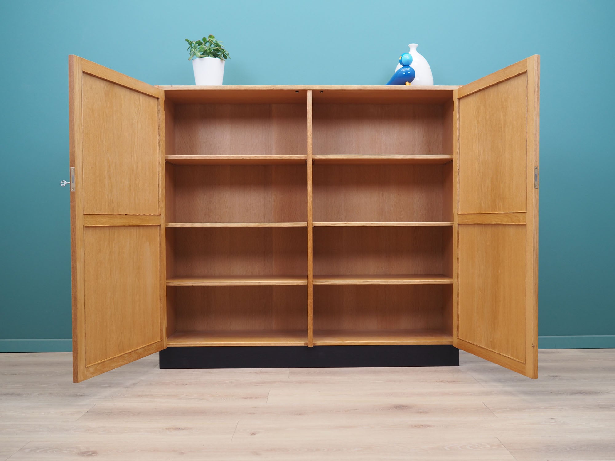 Oak_cabinet_Danish_design_1960s_production_Denmark