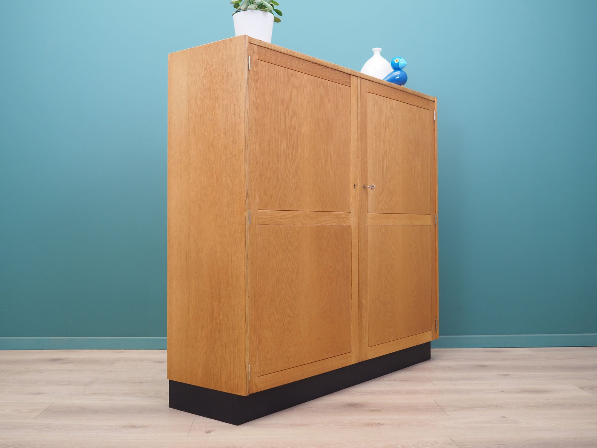 Oak_cabinet_Danish_design_1960s_production_Denmark