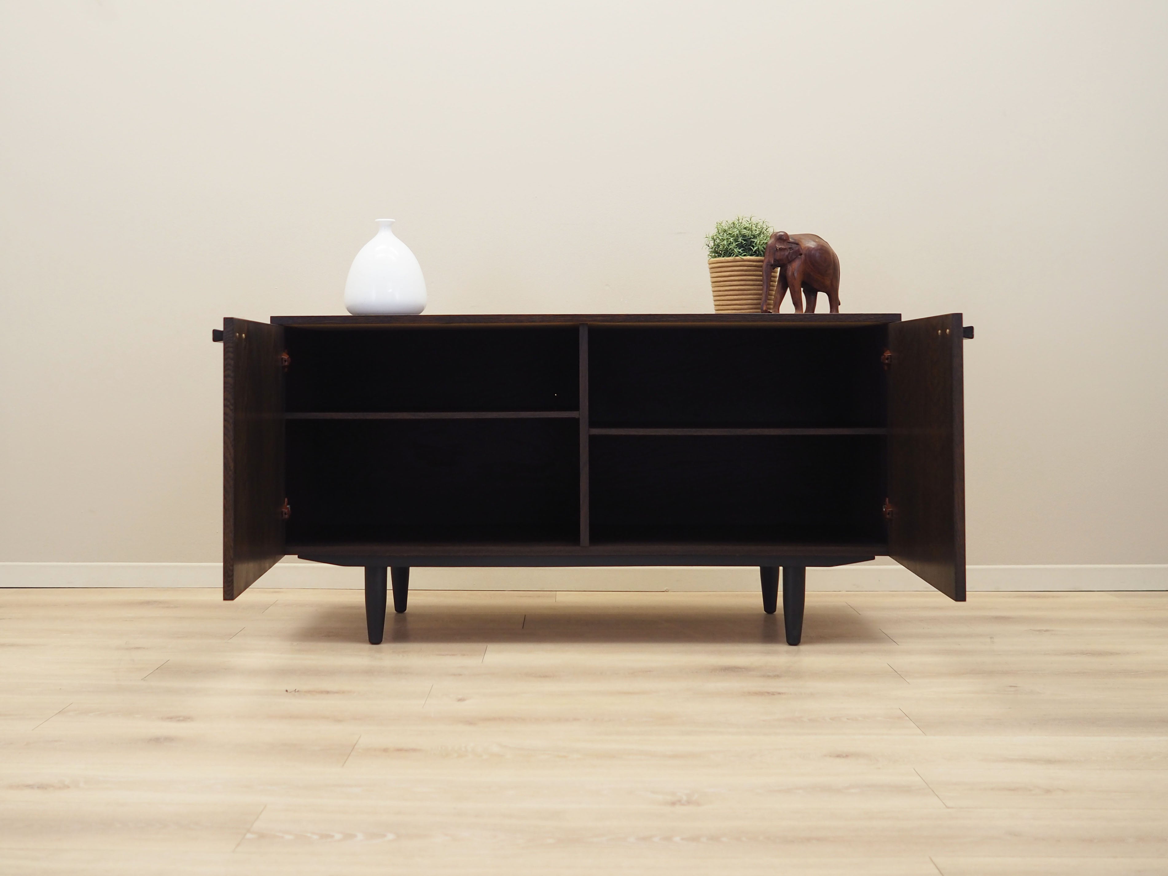 Oak_cabinet_Danish_design_1970s_production_Denmark