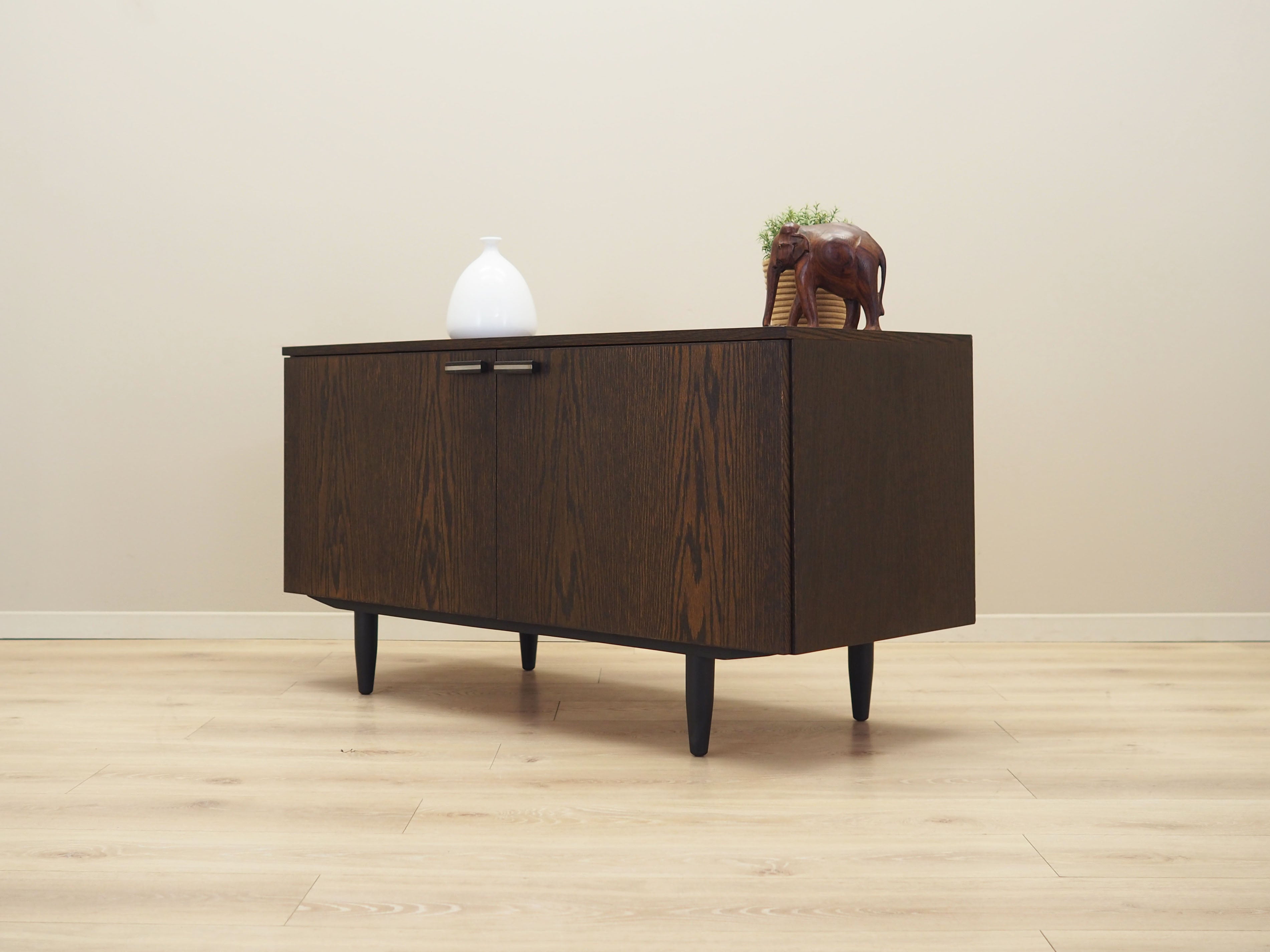 Oak_cabinet_Danish_design_1970s_production_Denmark