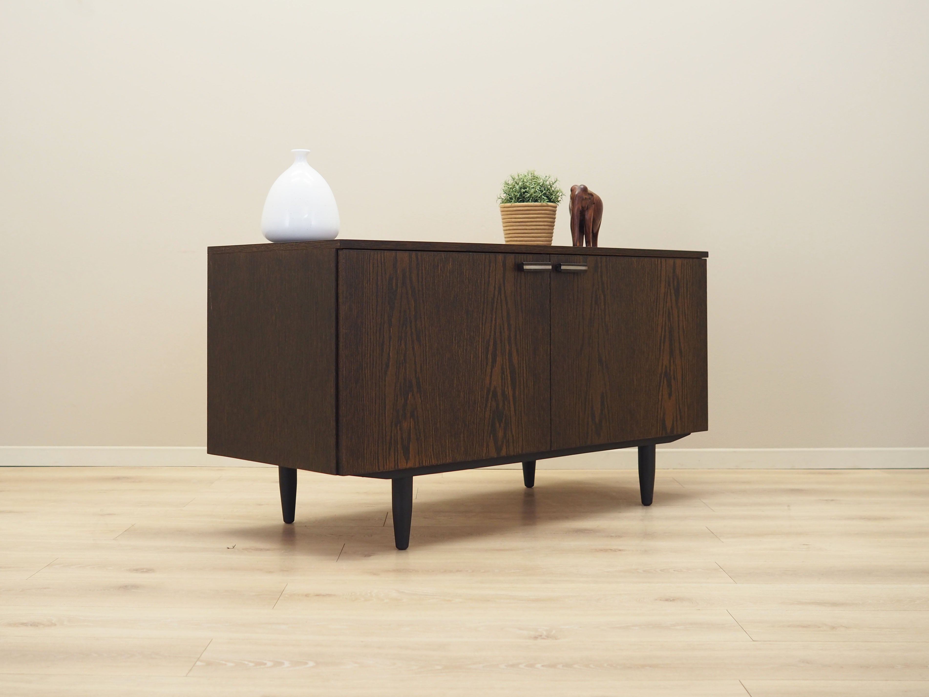 Oak_cabinet_Danish_design_1970s_production_Denmark