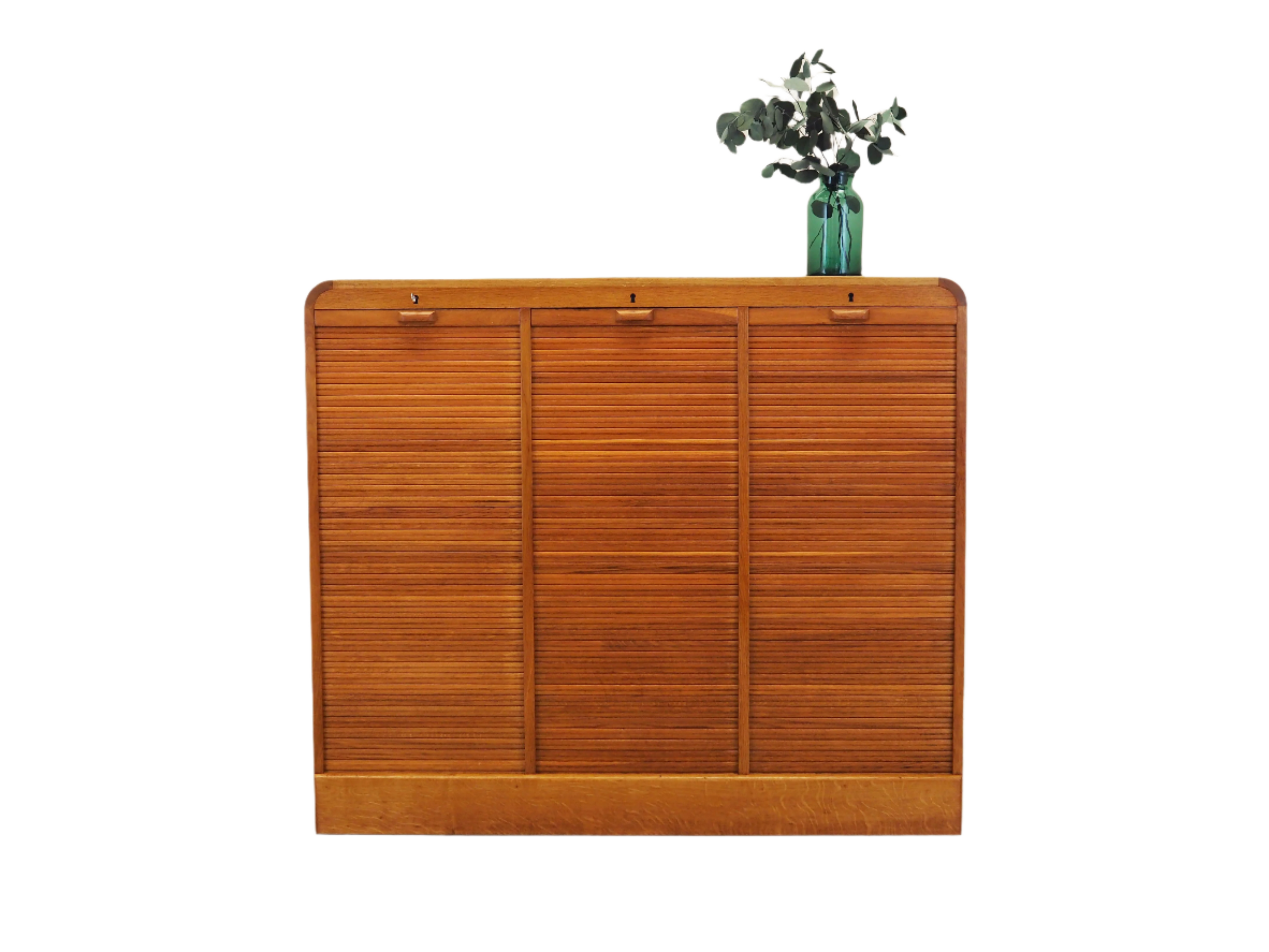 Oak_cabinet_in_Danish_design_1960s_production_Denmark