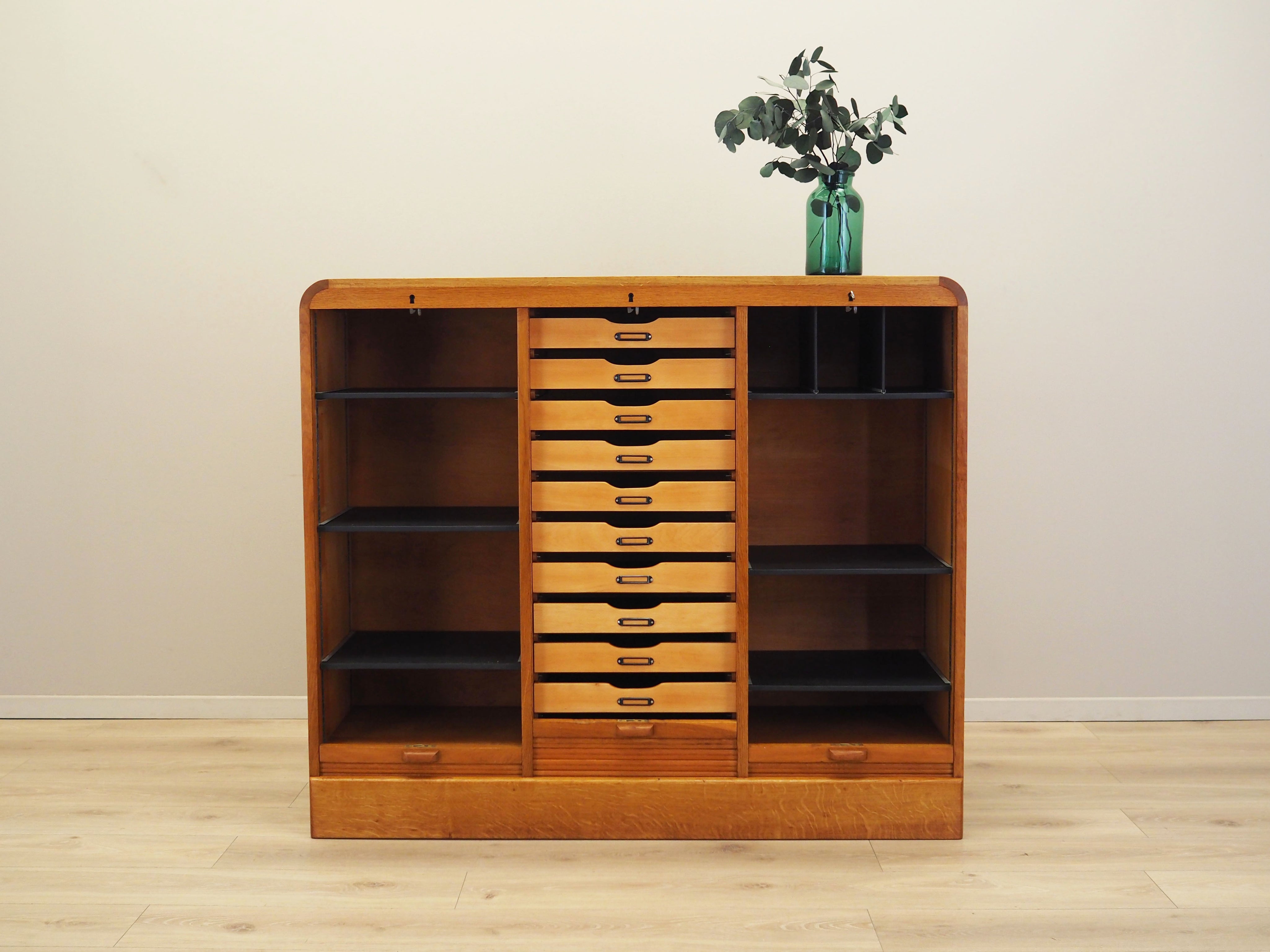 Oak_cabinet_in_Danish_design_1960s_production_Denmark
